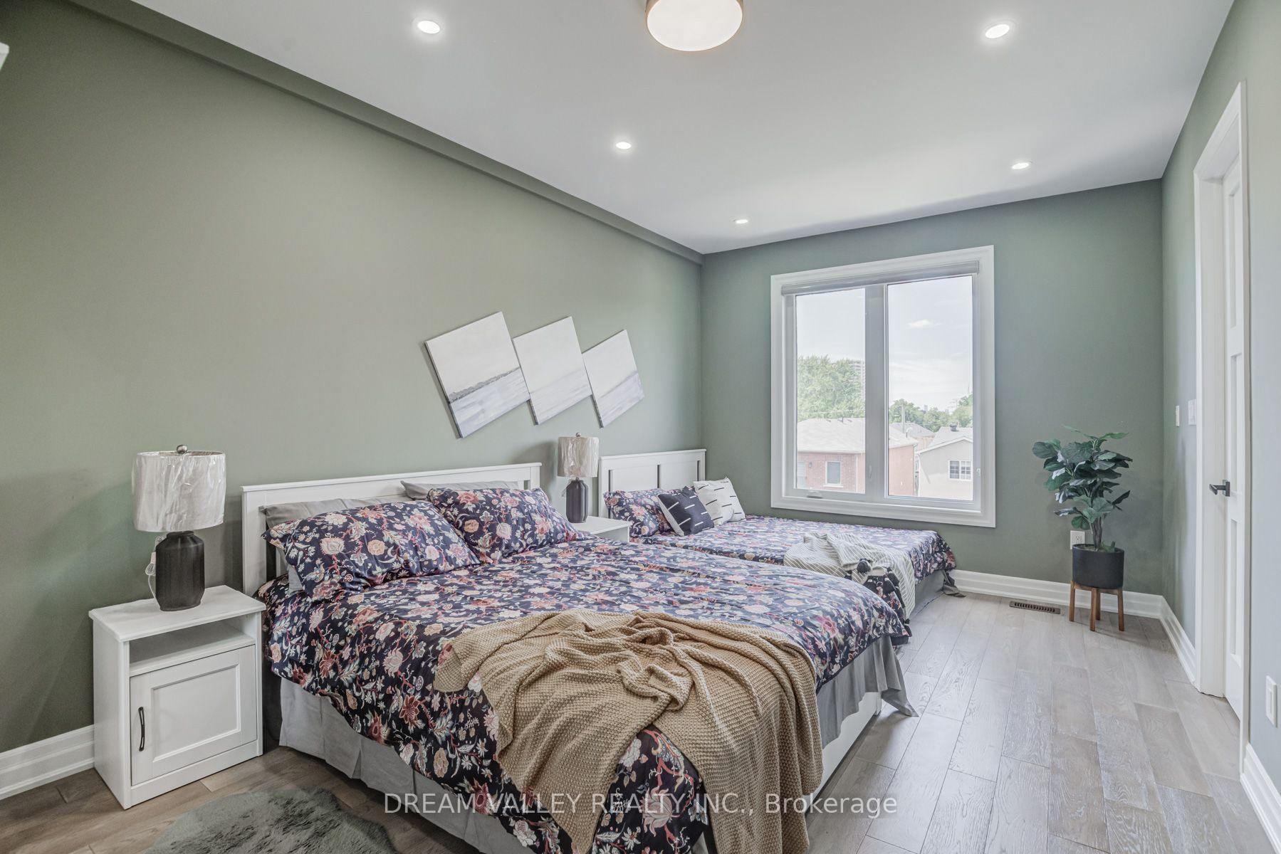 Photo 24 of 160 Byng Avenue, Scarborough, Oakridge — HOMEH