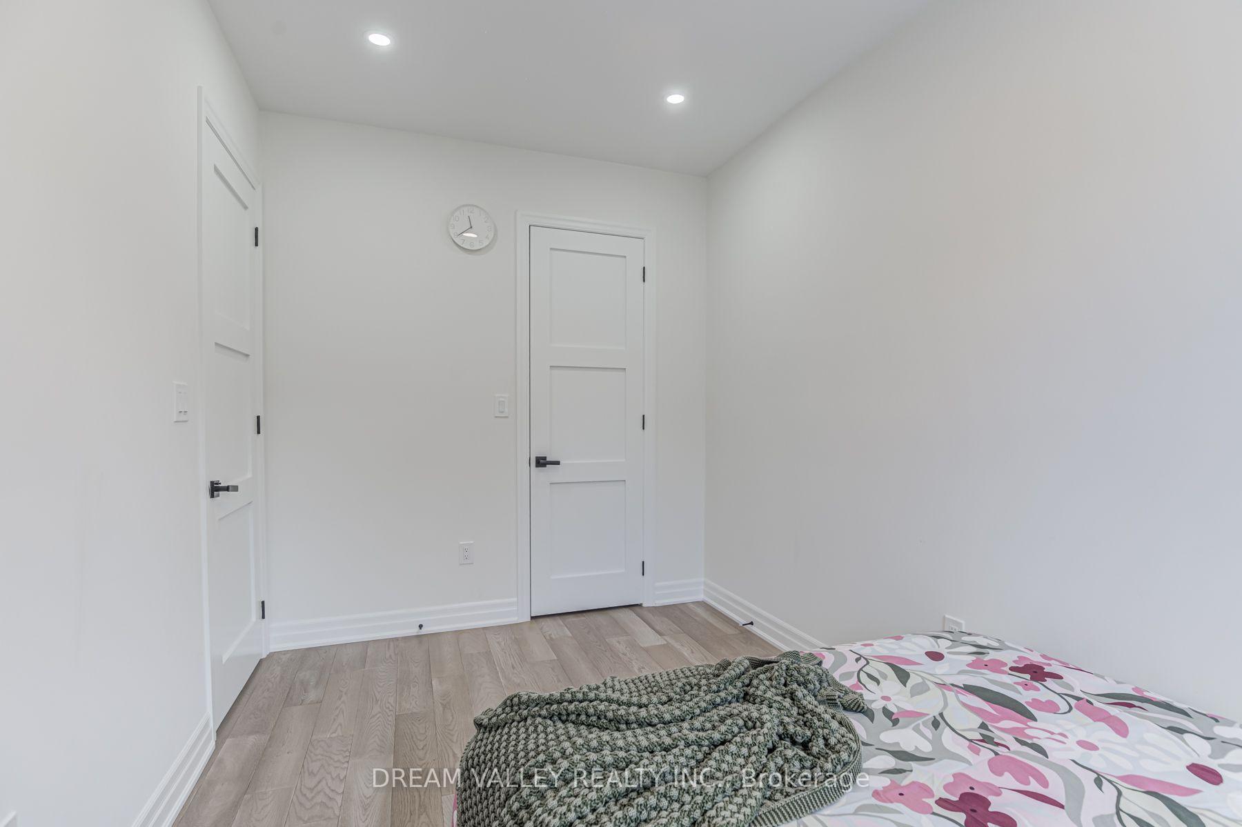 Photo 32 of 160 Byng Avenue, Scarborough, Oakridge — HOMEH