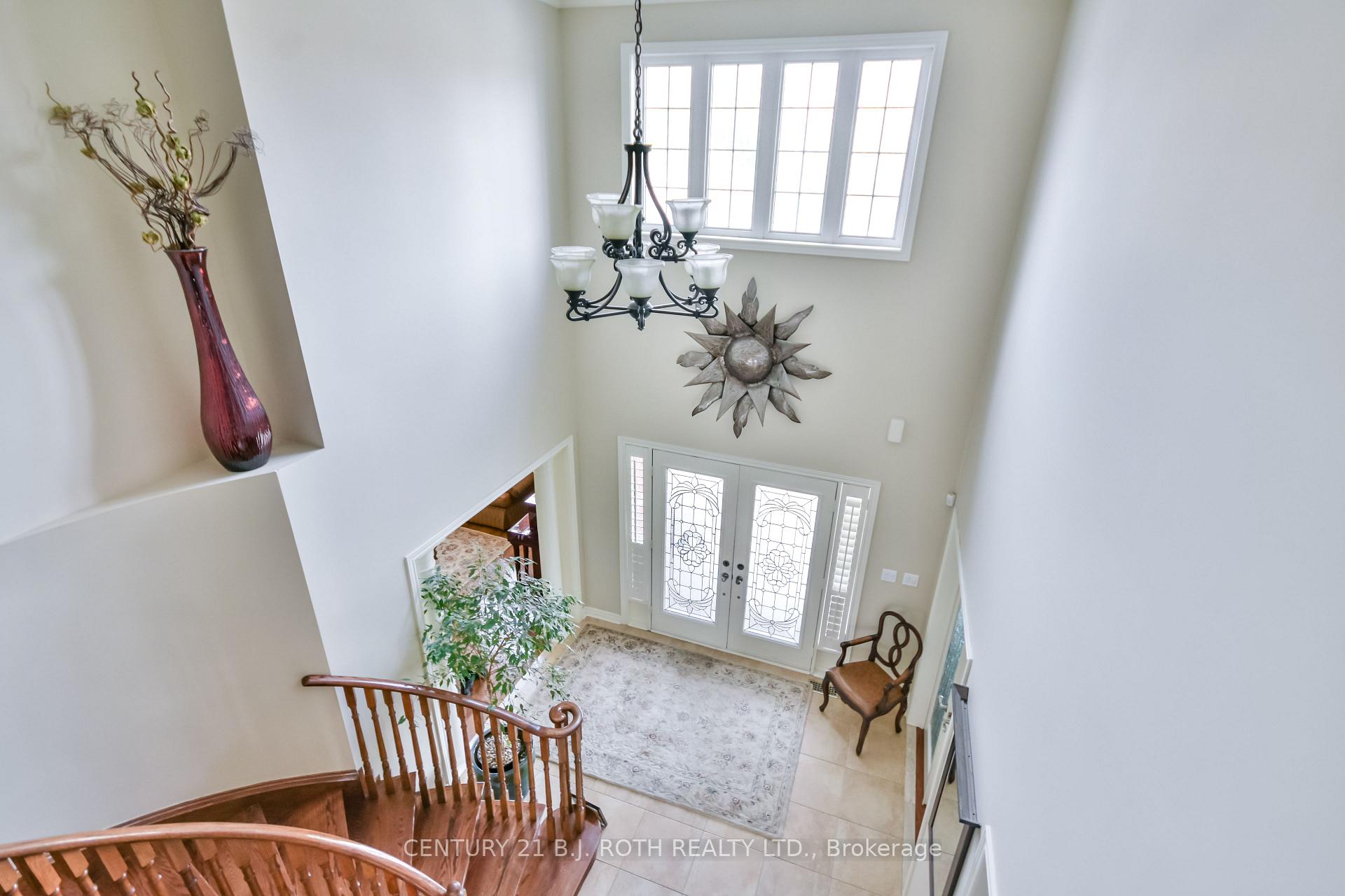 Photo 8 of 38 Camelot Square, Barrie, Innis-Shore — HOMEH