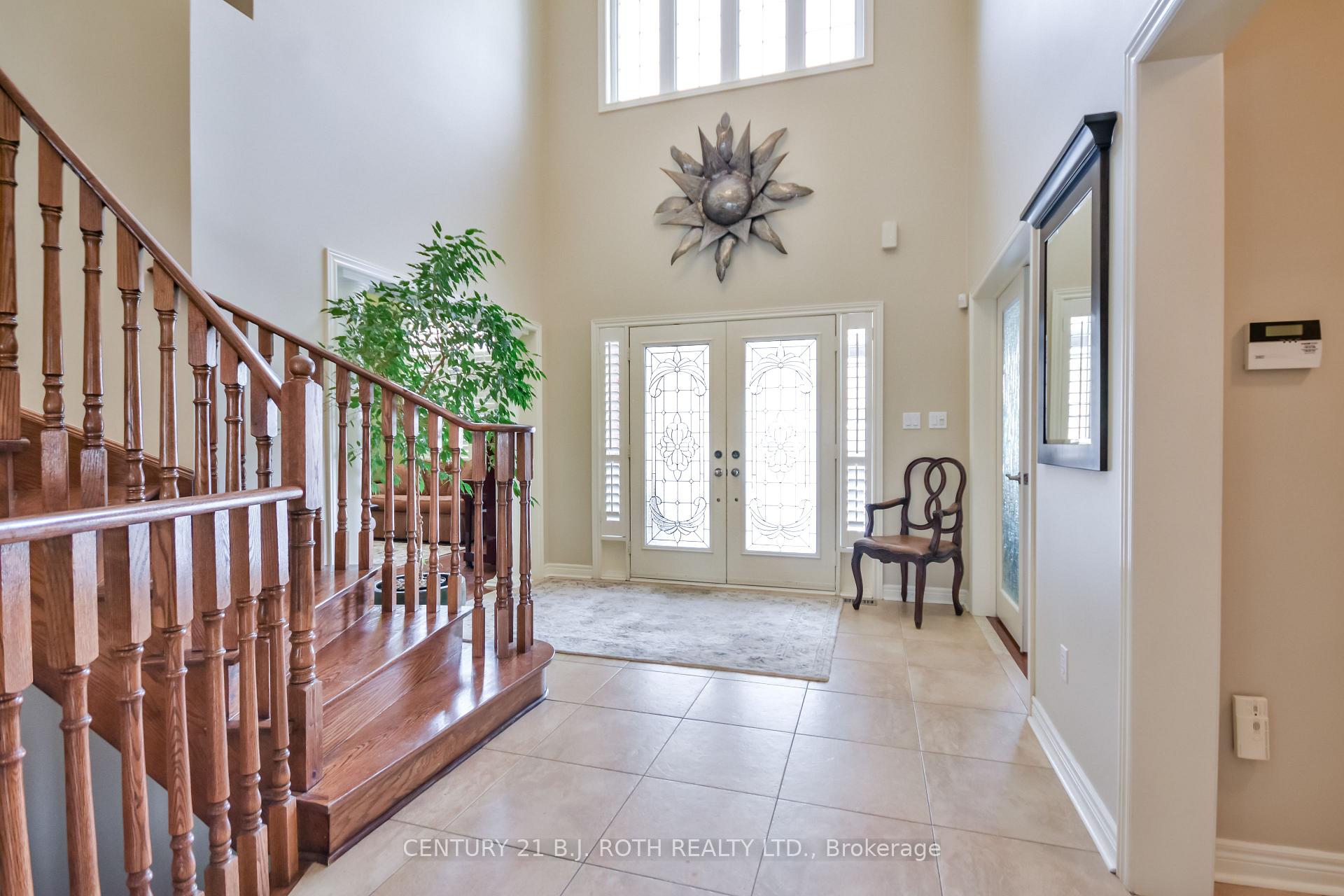 Photo 9 of 38 Camelot Square, Barrie, Innis-Shore — HOMEH