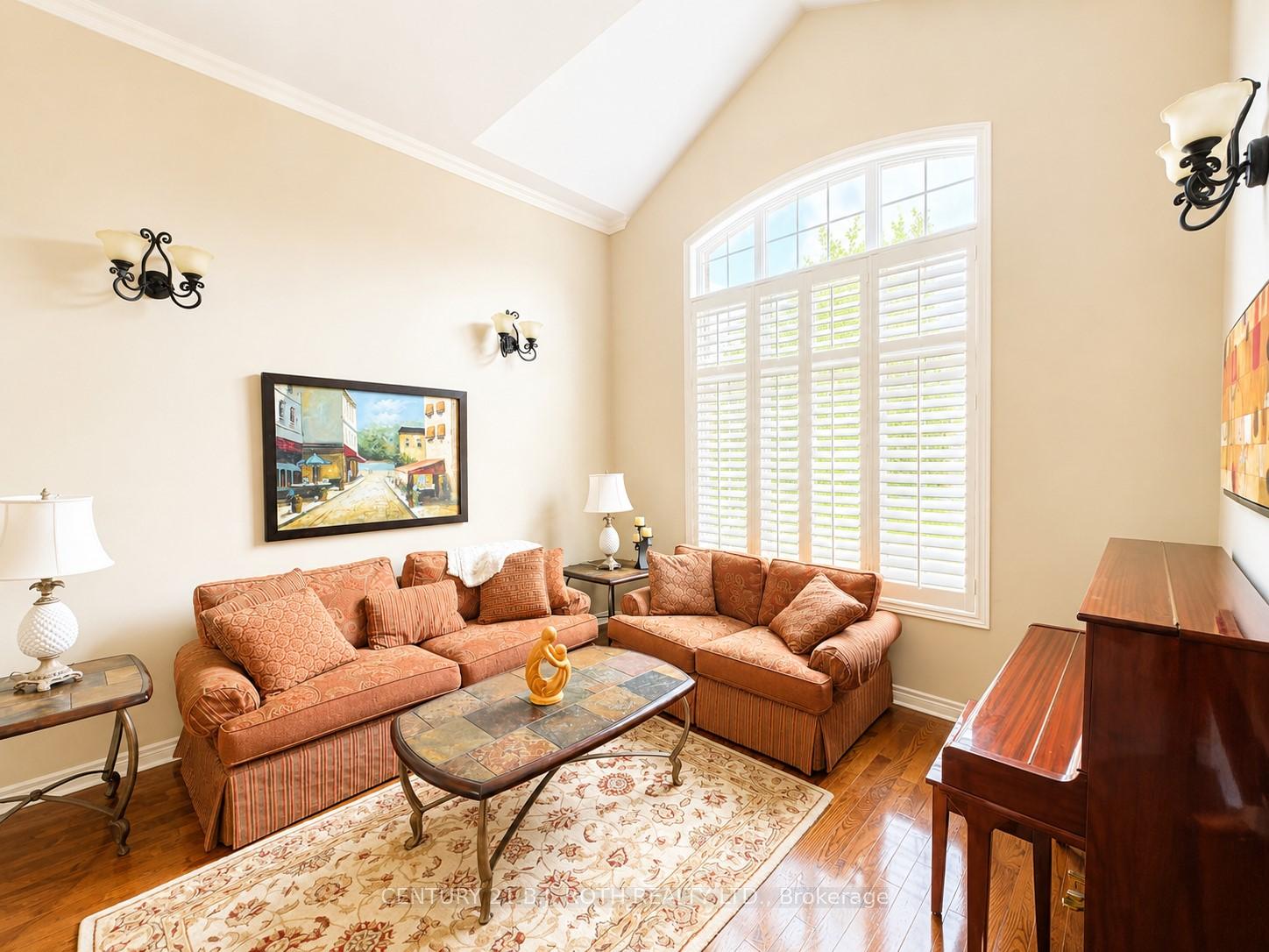 Photo 10 of 38 Camelot Square, Barrie, Innis-Shore — HOMEH