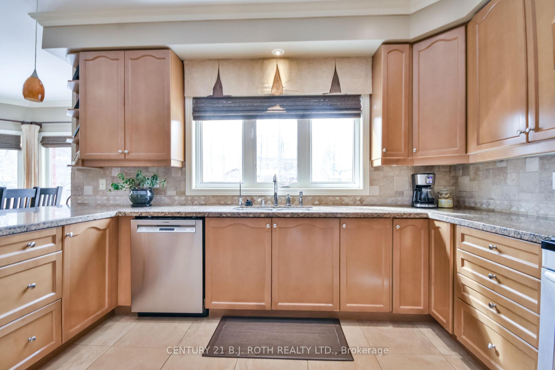 Photo 12 of 38 Camelot Square, Barrie, Innis-Shore — HOMEH