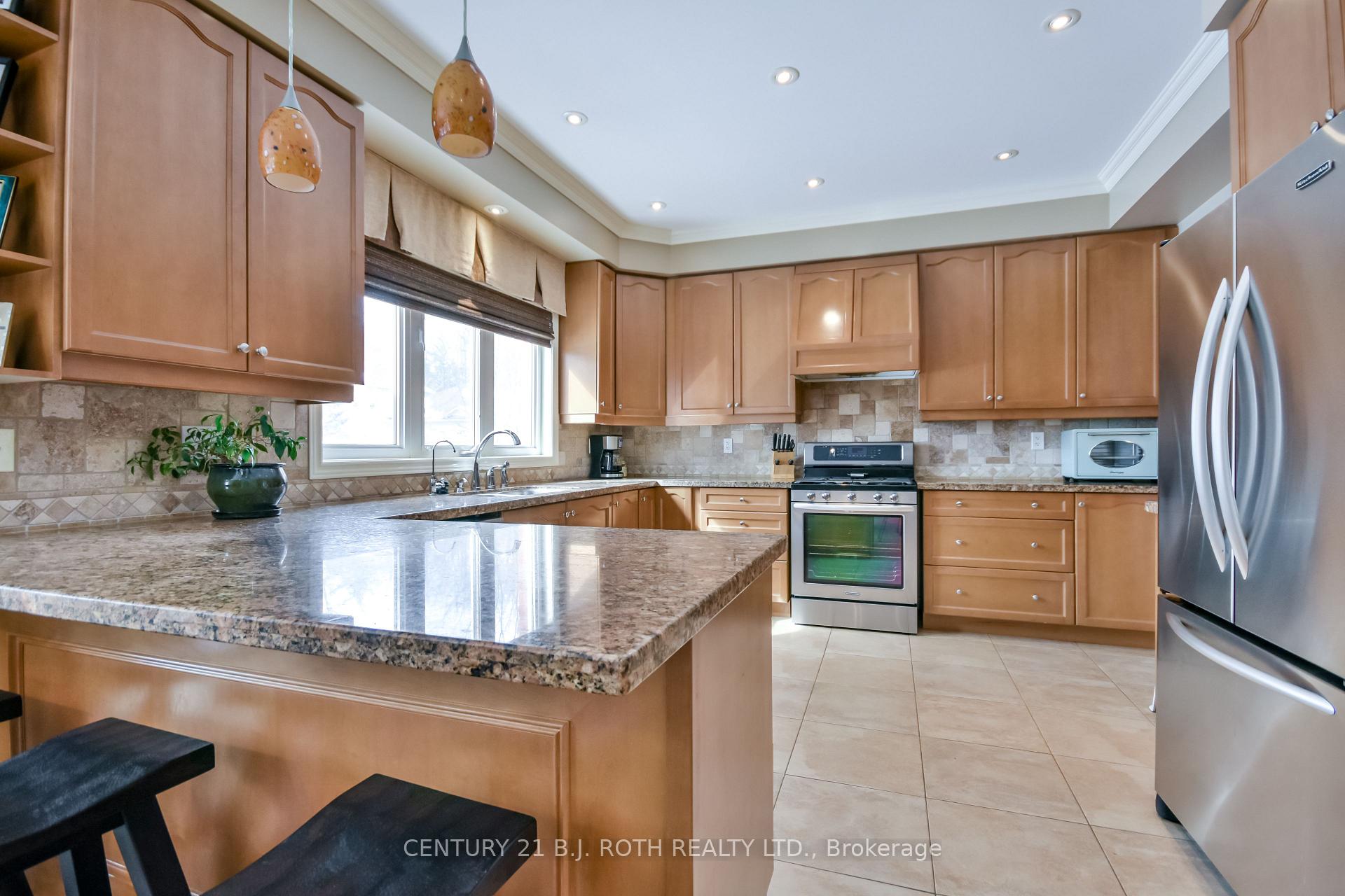 Photo 14 of 38 Camelot Square, Barrie, Innis-Shore — HOMEH