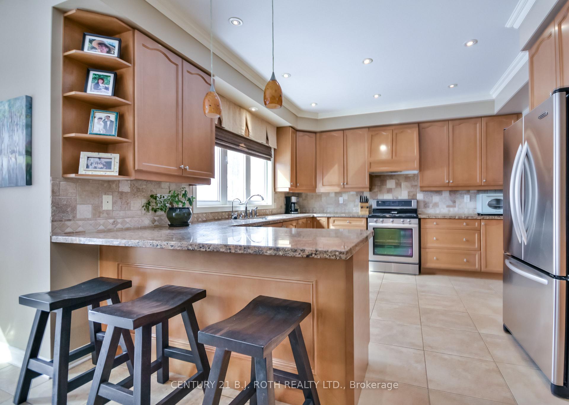 Photo 16 of 38 Camelot Square, Barrie, Innis-Shore — HOMEH