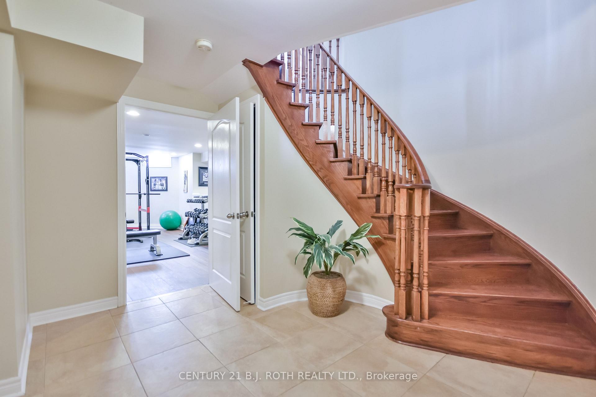 Photo 37 of 38 Camelot Square, Barrie, Innis-Shore — HOMEH