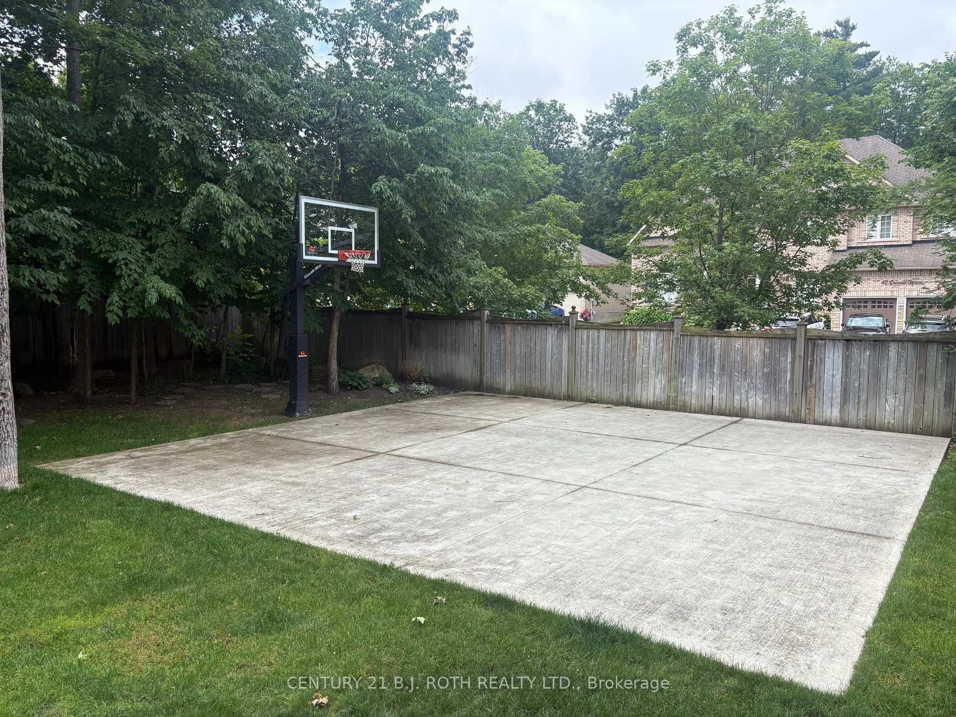 Photo 42 of 38 Camelot Square, Barrie, Innis-Shore — HOMEH
