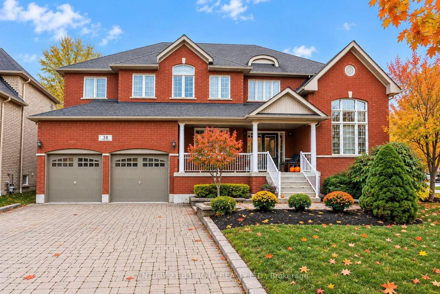 Photo 2 of 38 Camelot Square, Barrie, Innis-Shore — HOMEH