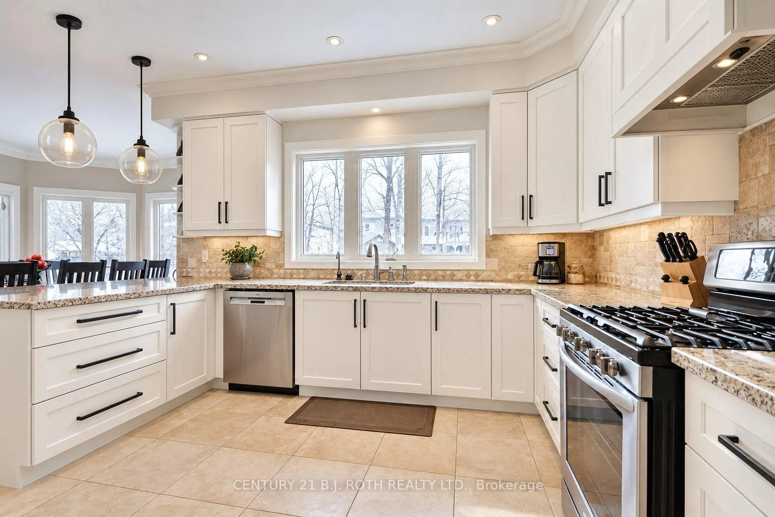 Photo 13 of 38 Camelot Square, Barrie, Innis-Shore — HOMEH