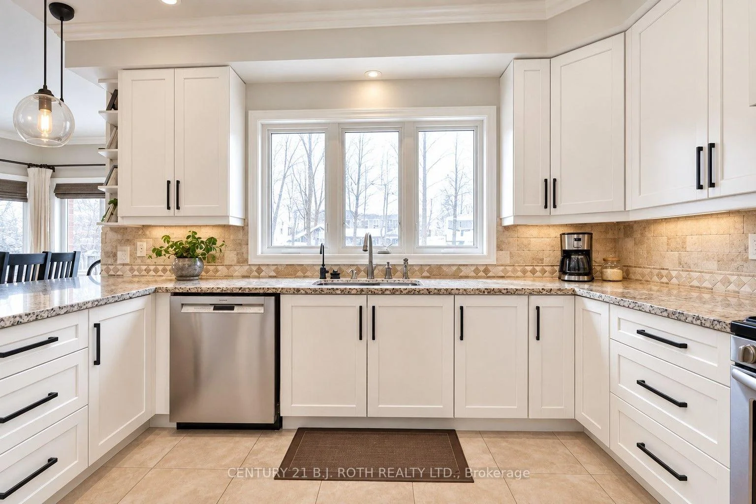Photo 15 of 38 Camelot Square, Barrie, Innis-Shore — HOMEH