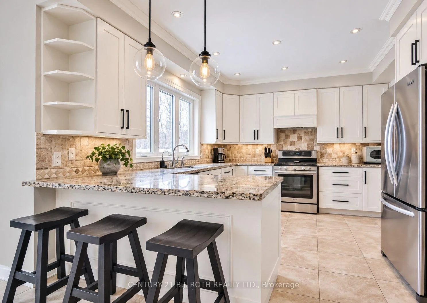 Photo 17 of 38 Camelot Square, Barrie, Innis-Shore — HOMEH