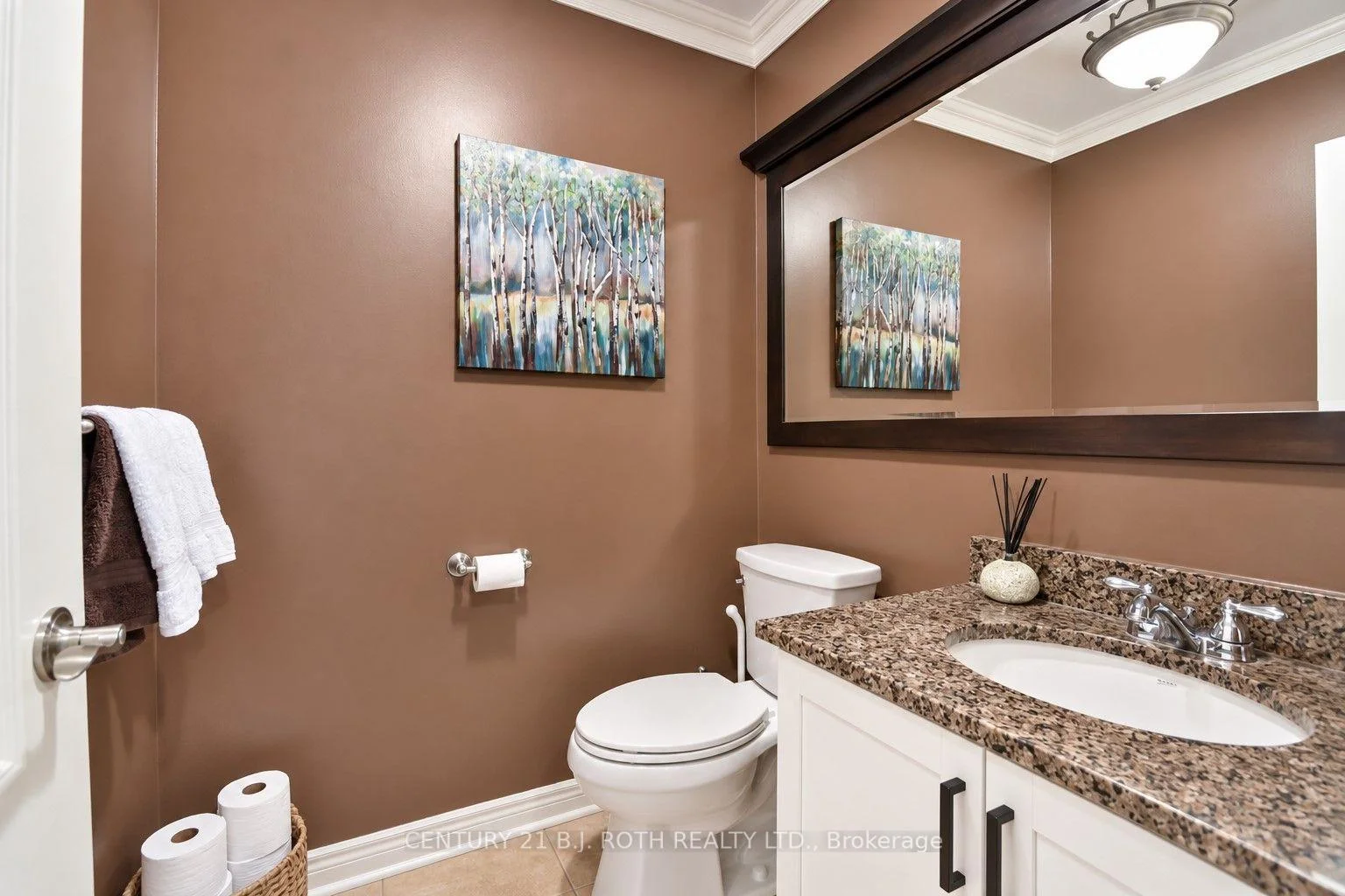 Photo 22 of 38 Camelot Square, Barrie, Innis-Shore — HOMEH