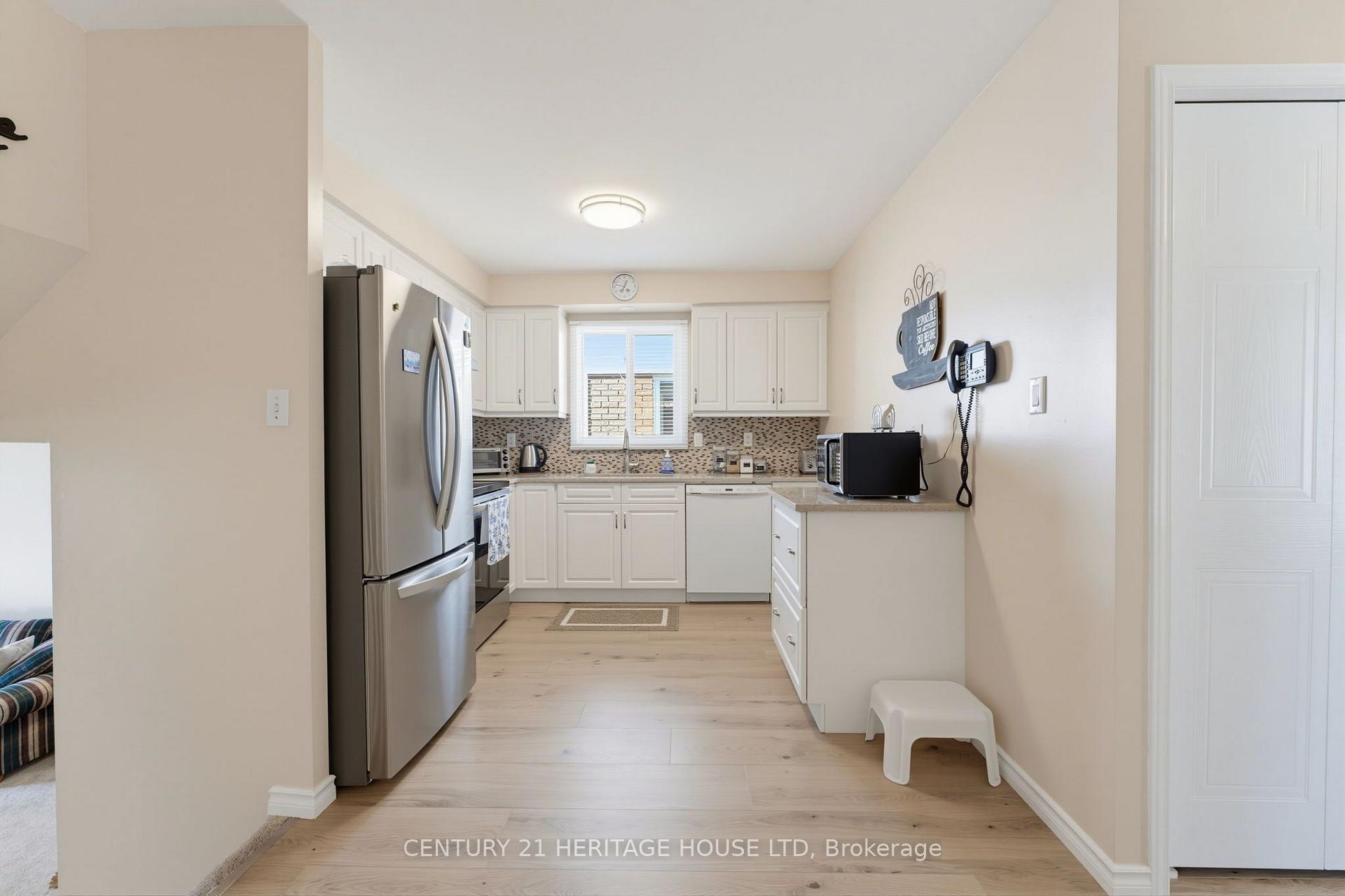 Photo 8 of 42 Buchanan Crescent, Brantford, Lynden Hills — HOMEH