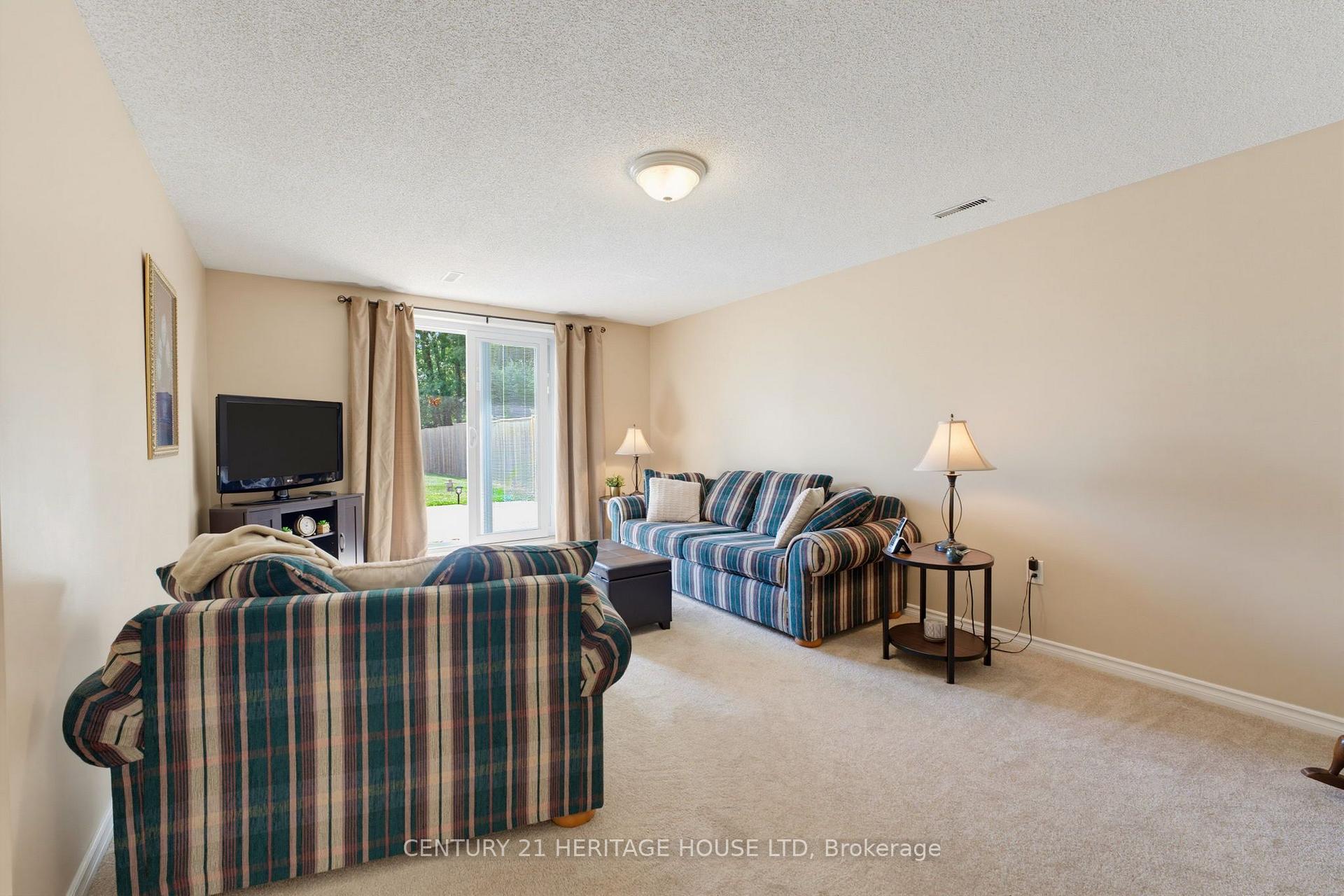Photo 15 of 42 Buchanan Crescent, Brantford, Lynden Hills — HOMEH