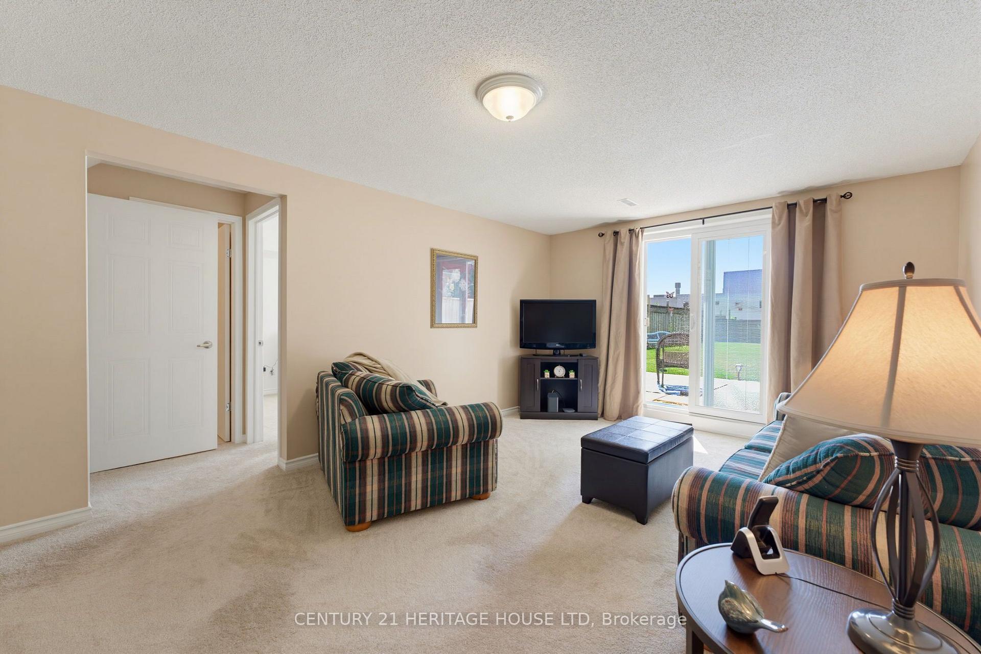 Photo 17 of 42 Buchanan Crescent, Brantford, Lynden Hills — HOMEH