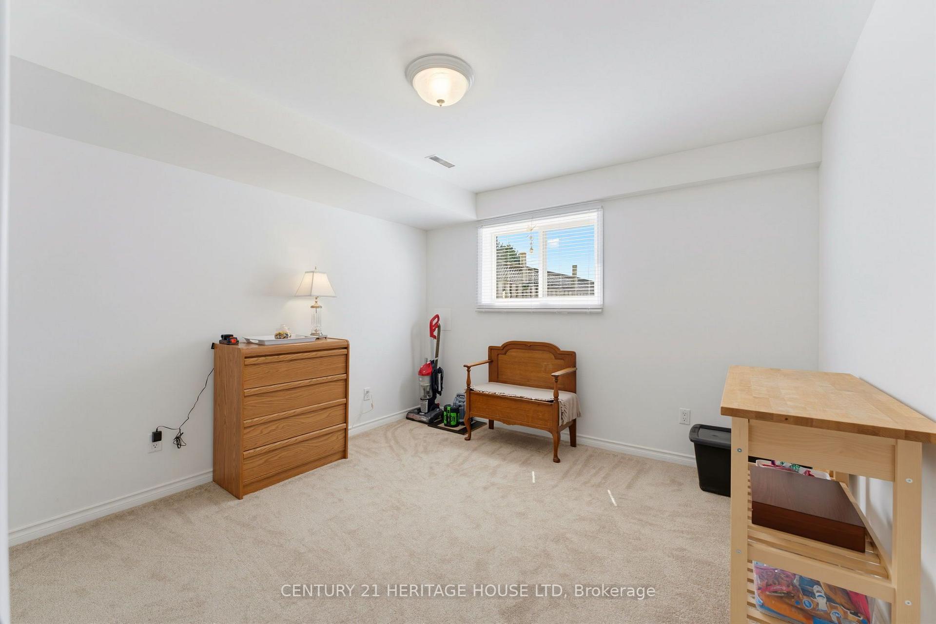 Photo 18 of 42 Buchanan Crescent, Brantford, Lynden Hills — HOMEH