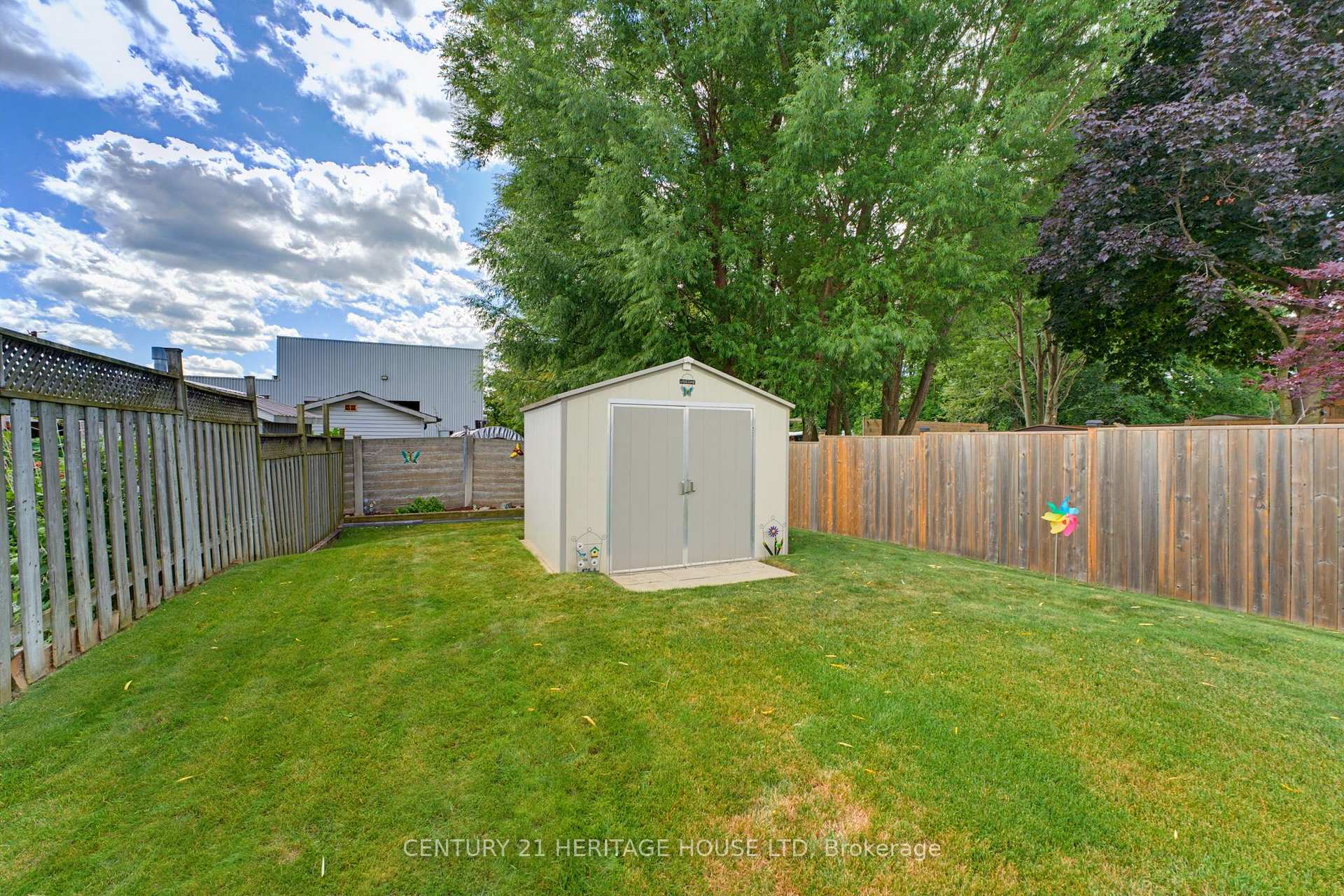 Photo 25 of 42 Buchanan Crescent, Brantford, Lynden Hills — HOMEH