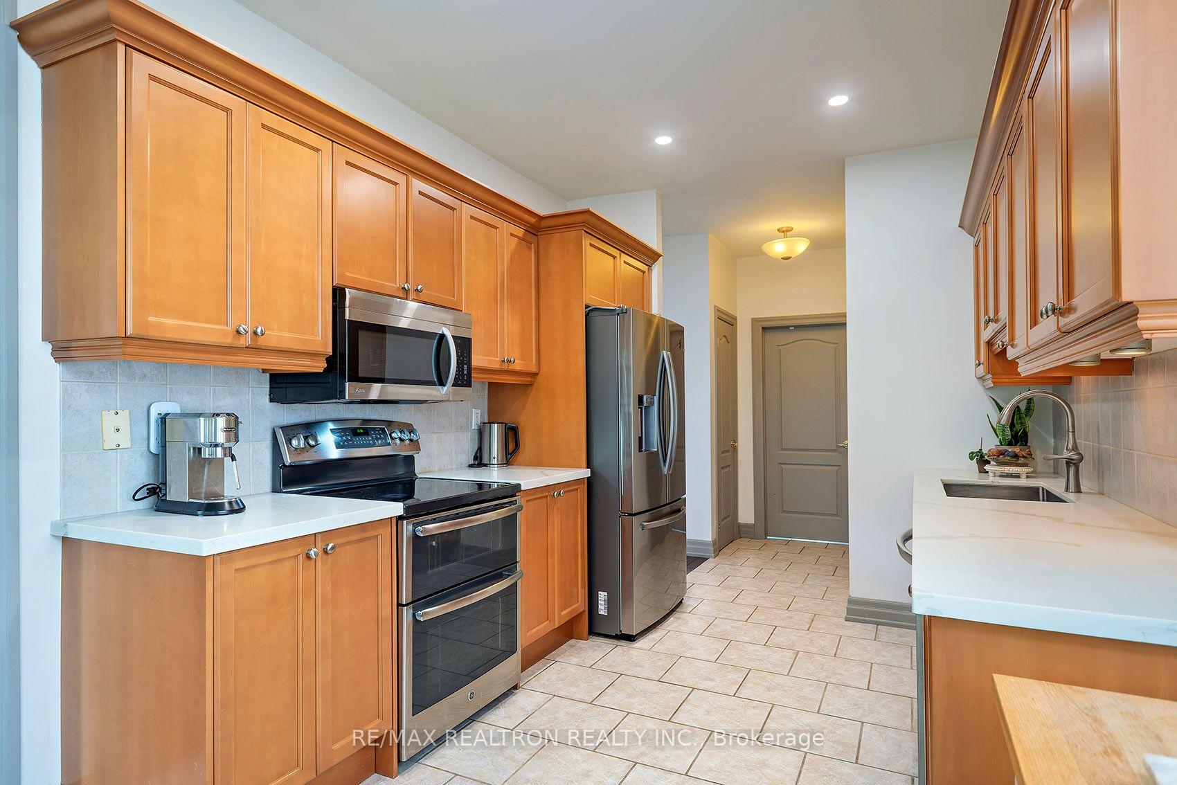 Photo 17 of 412 Falconwood Hollow, Aurora, Aurora Estates — HOMEH