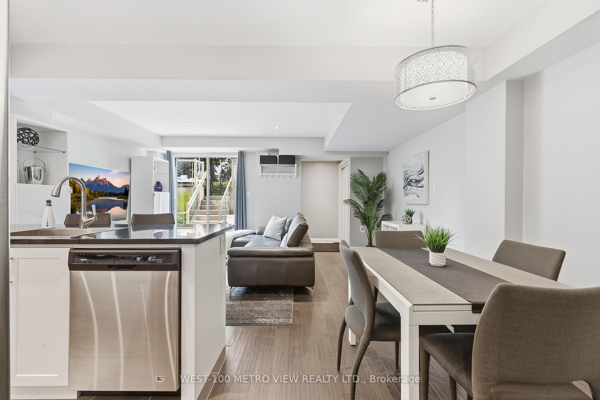 Photo 4 of Unit 102, 3 Applewood Lane, Etobicoke, Etobicoke West Mall — HOMEH