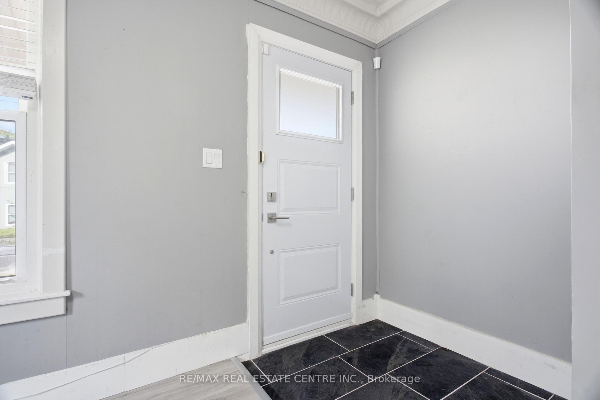 Photo 4 of 1108 Queenston Road, Cambridge, Preston South — HOMEH