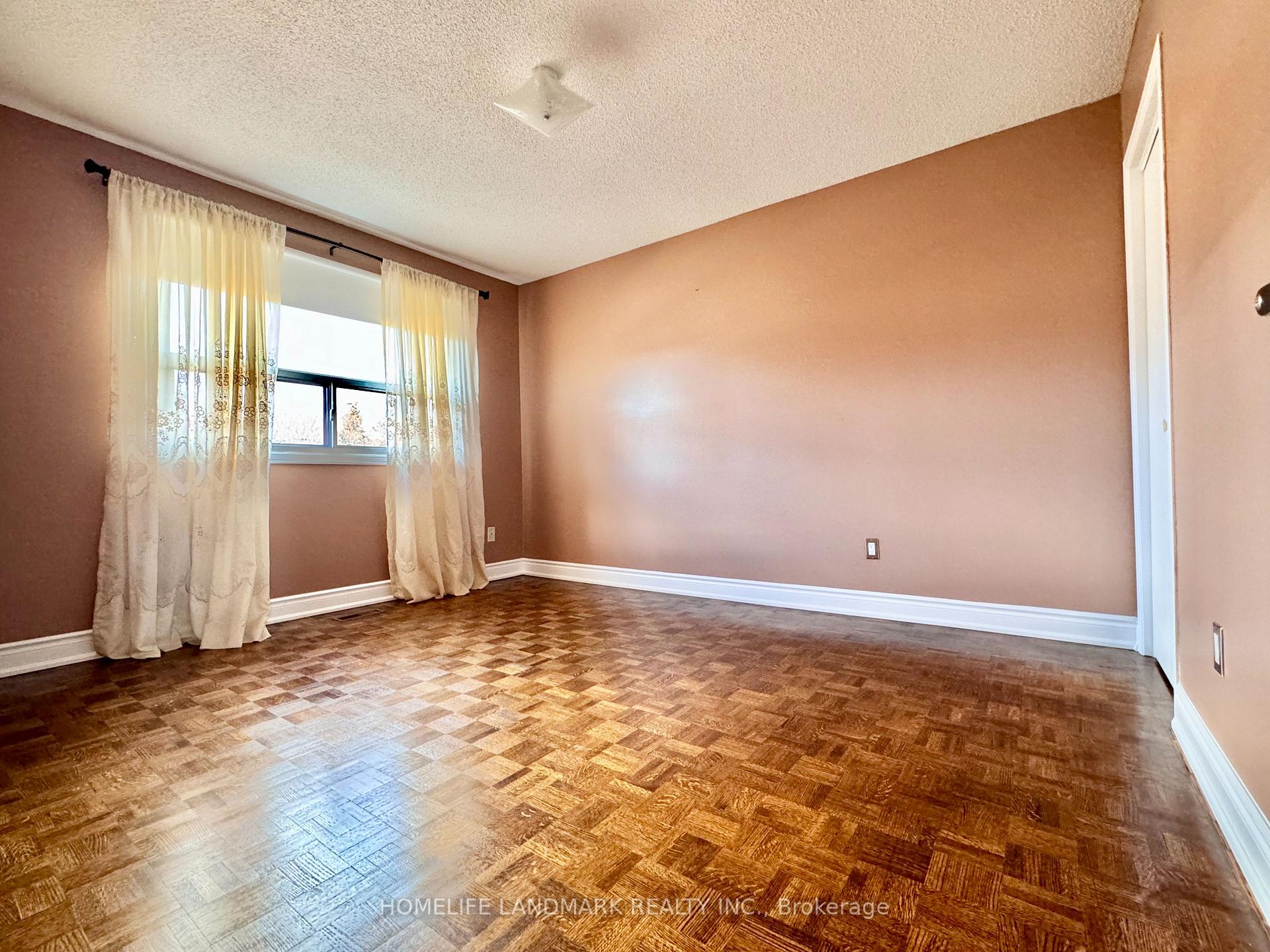Photo 7 of 1049 Wetherby Lane E, Mississauga, Rathwood — HOMEH