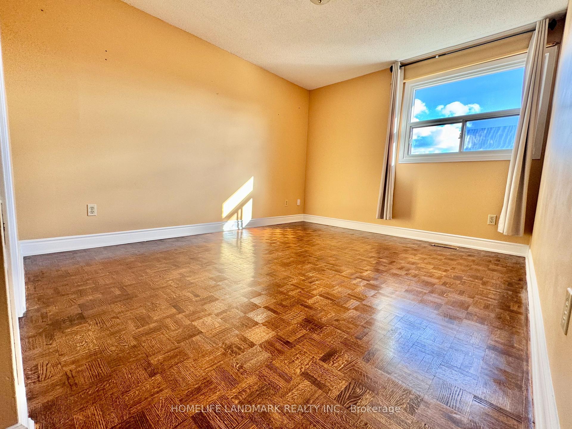 Photo 12 of 1049 Wetherby Lane E, Mississauga, Rathwood — HOMEH