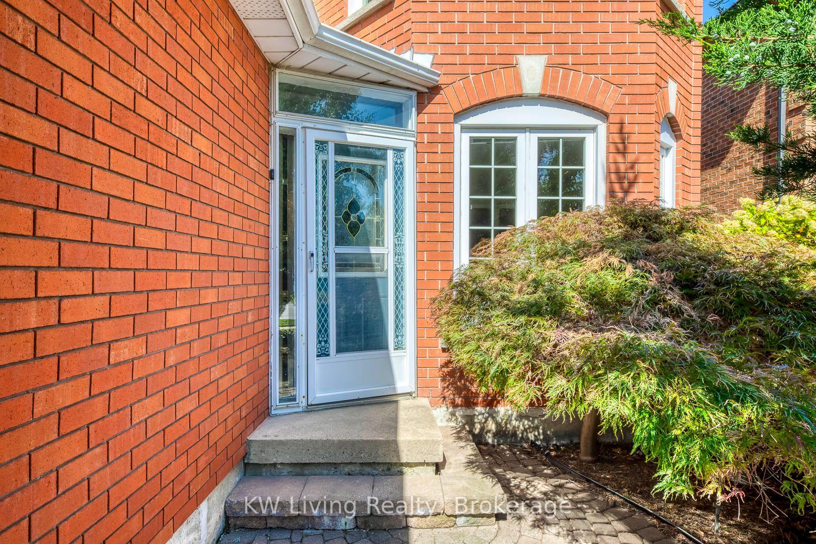 Photo 3 of 531 Avonwick Avenue, Mississauga, Hurontario — HOMEH