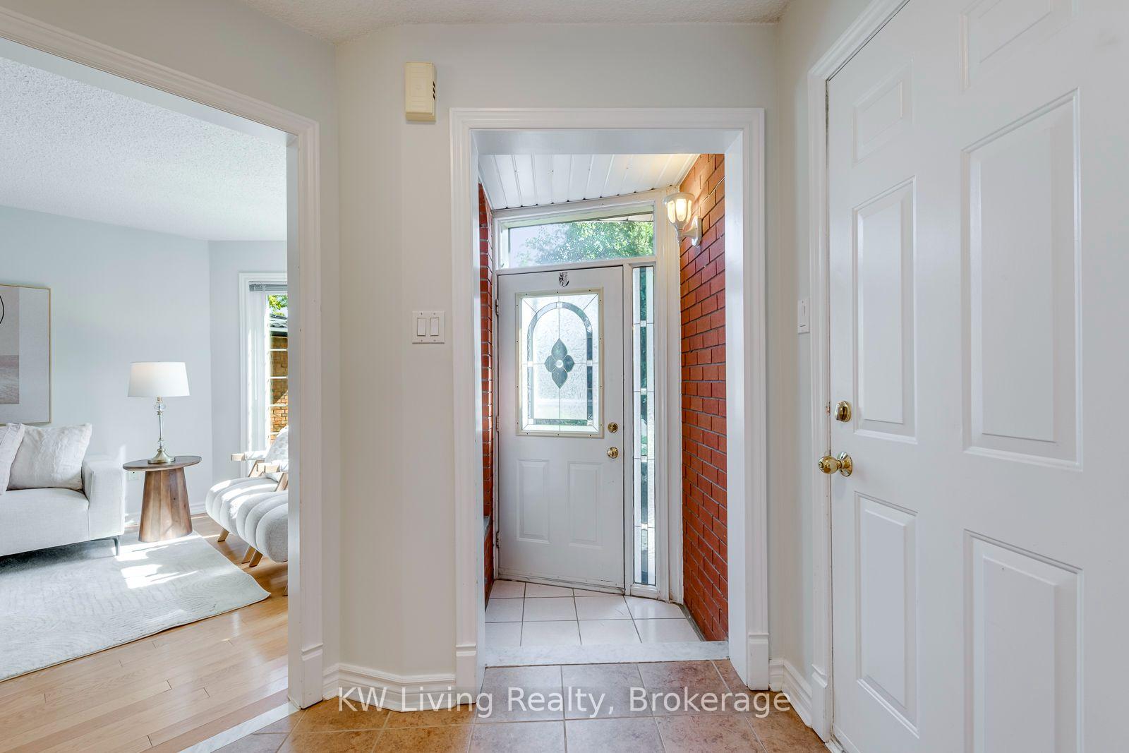 Photo 5 of 531 Avonwick Avenue, Mississauga, Hurontario — HOMEH