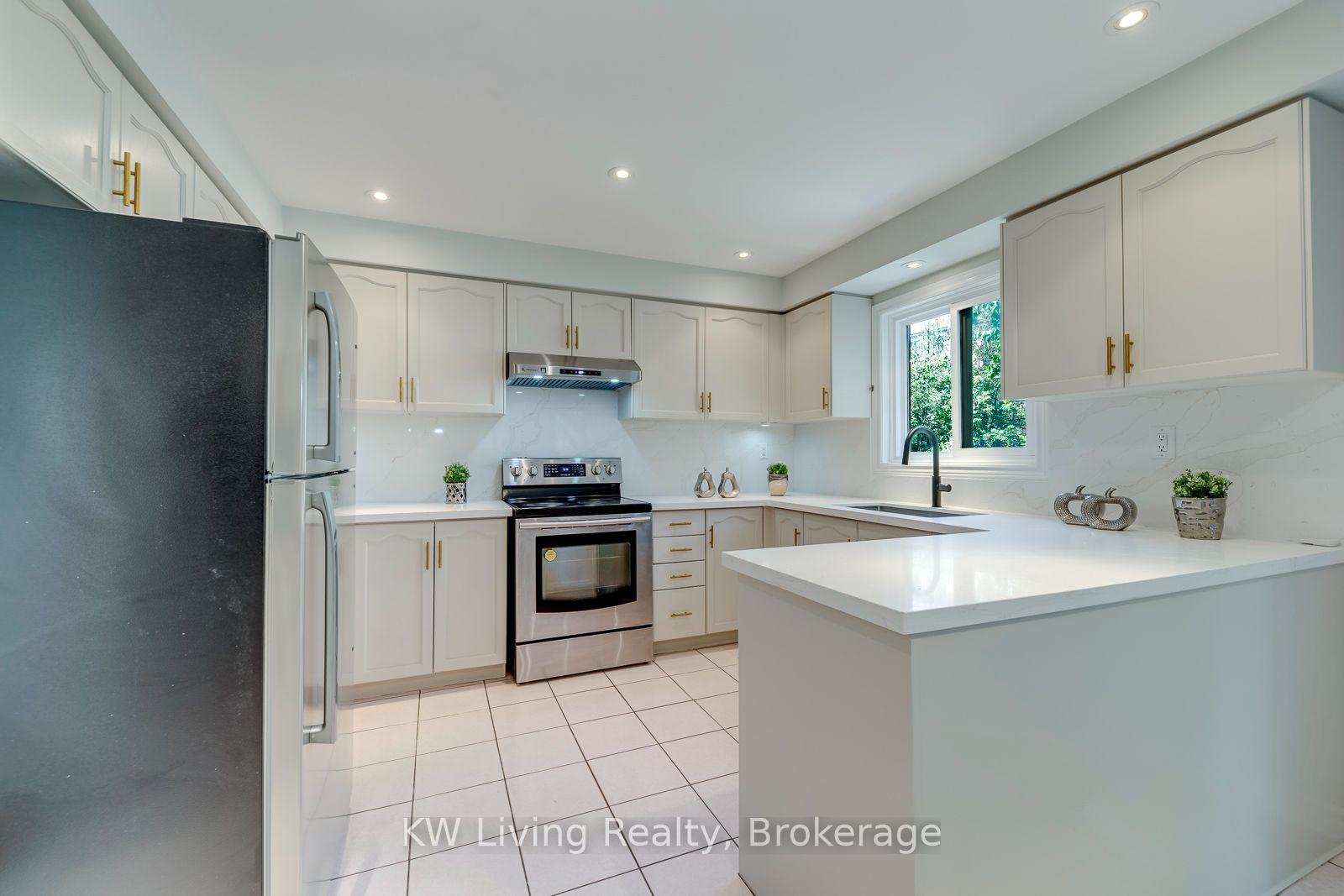 Photo 23 of 531 Avonwick Avenue, Mississauga, Hurontario — HOMEH
