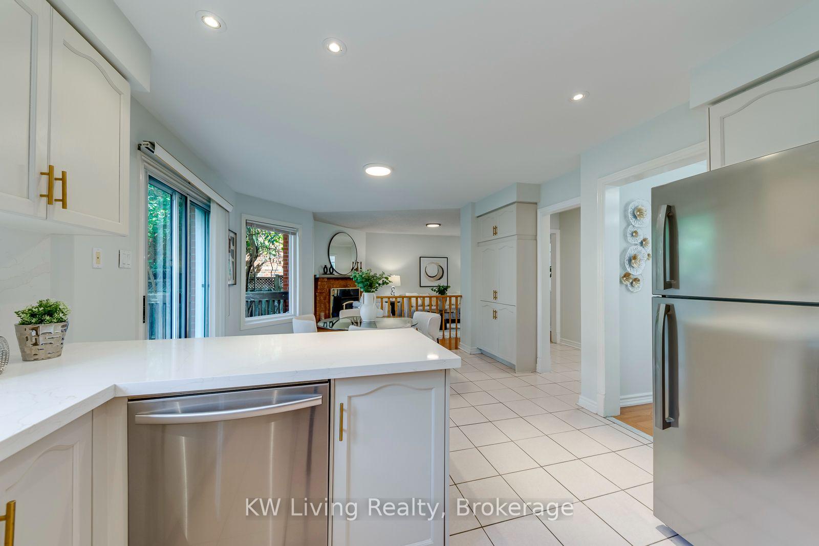 Photo 25 of 531 Avonwick Avenue, Mississauga, Hurontario — HOMEH