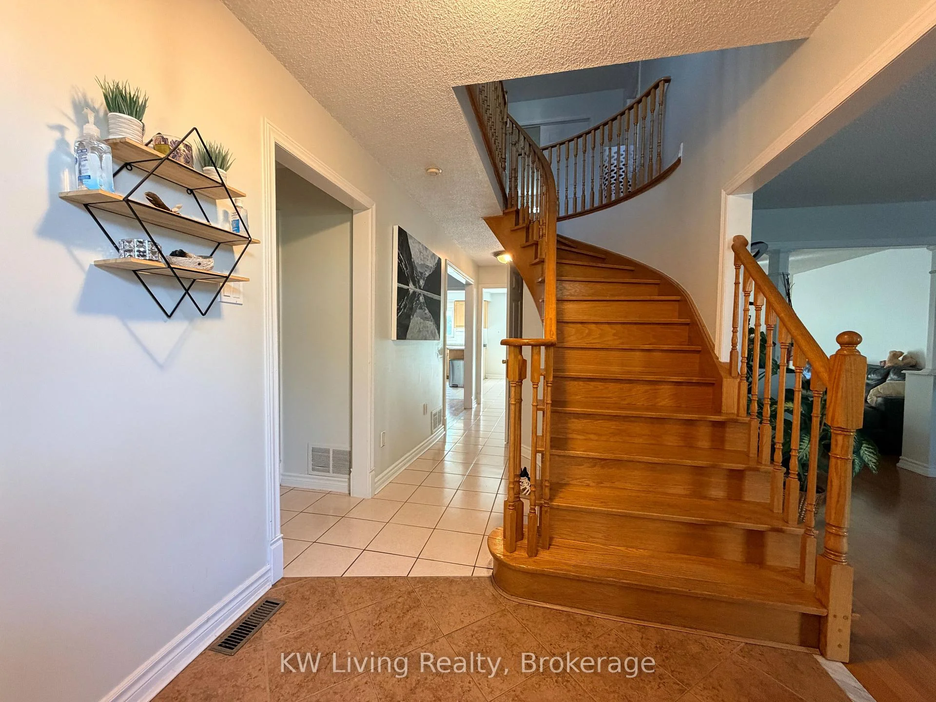 Photo 6 of 531 Avonwick Avenue, Mississauga, Hurontario — HOMEH