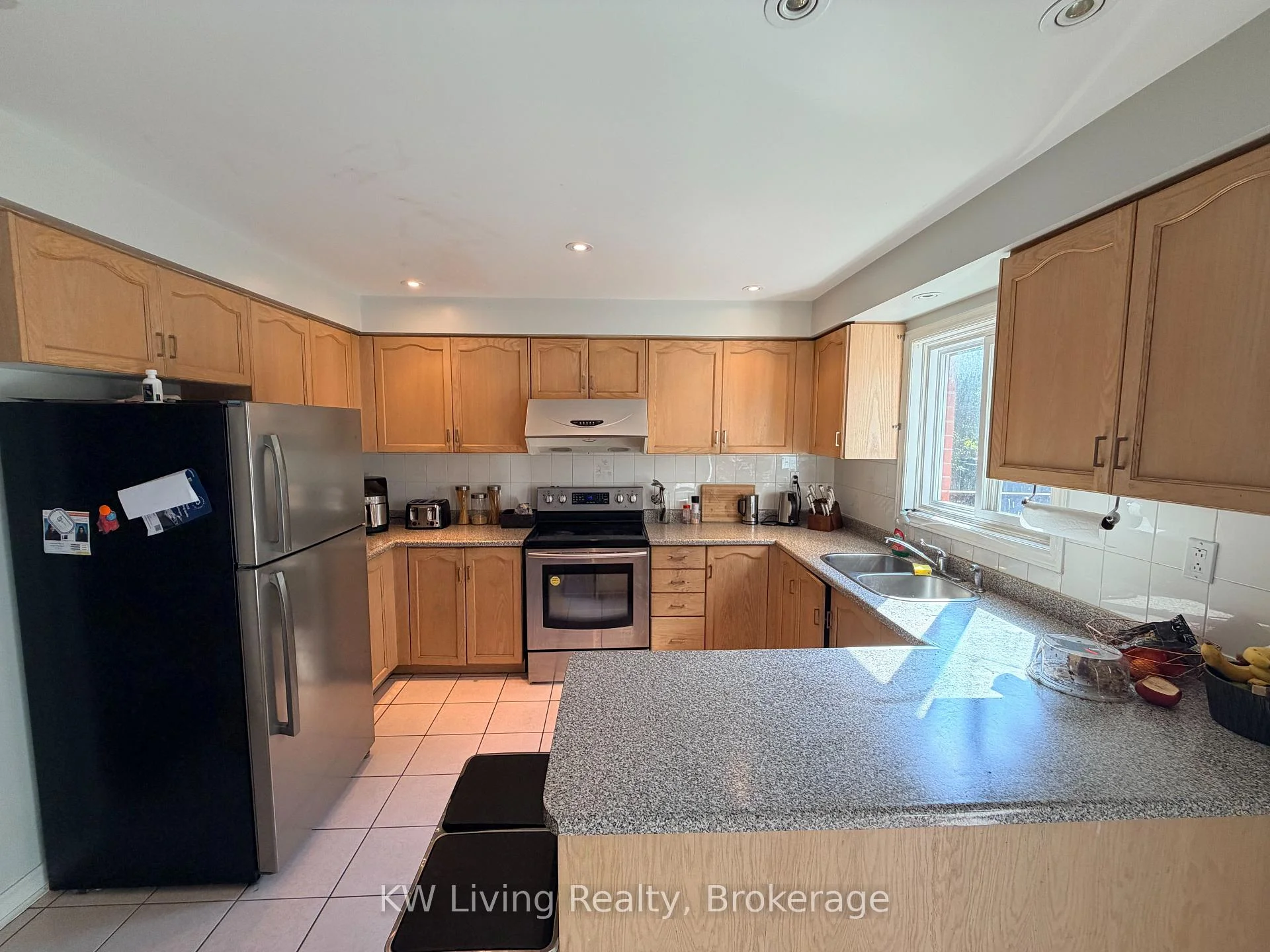 Photo 12 of 531 Avonwick Avenue, Mississauga, Hurontario — HOMEH