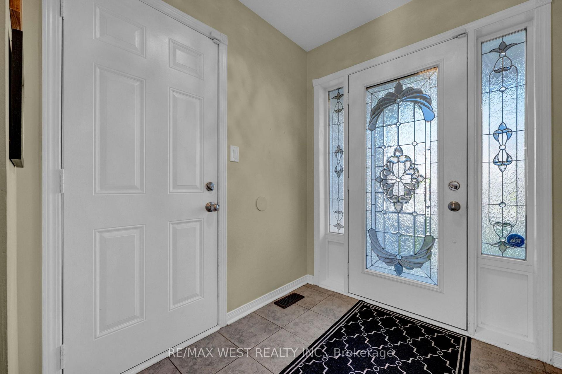 Photo 3 of 1210 Meath Drive, Oshawa, Pinecrest — HOMEH