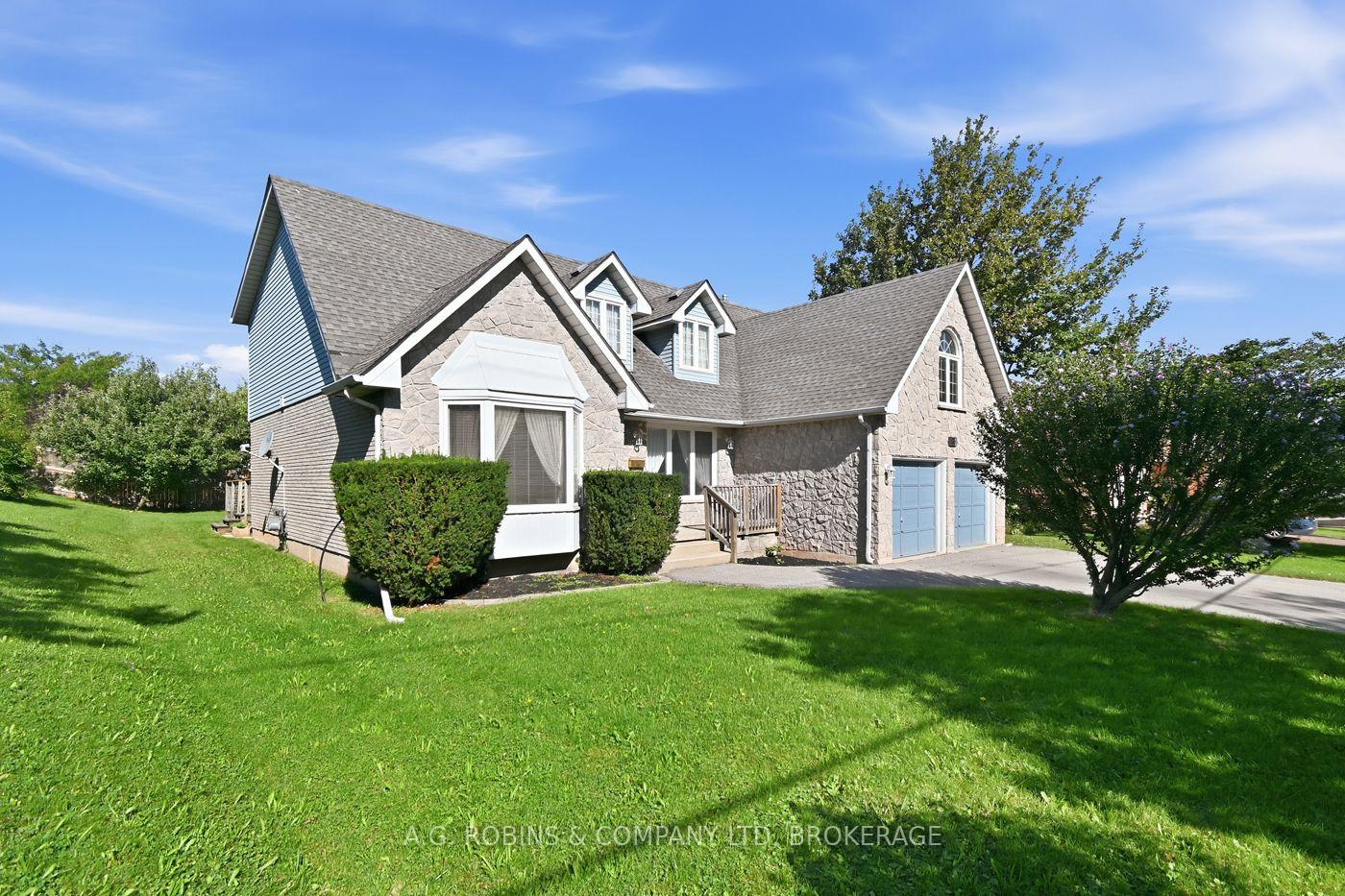 Photo 2 of 381 Kerman Avenue, Grimsby, Grimsby Beach — HOMEH