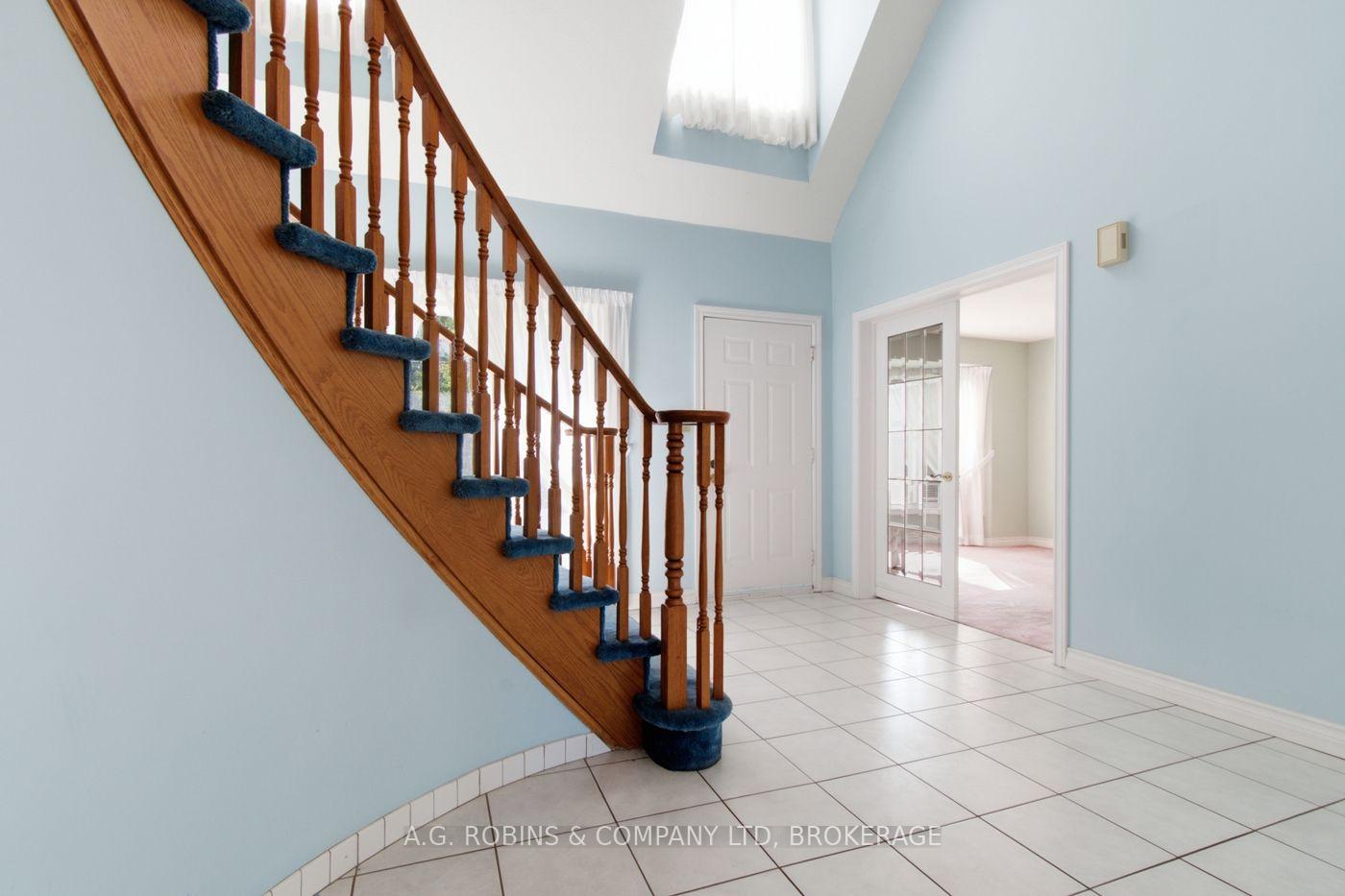 Photo 4 of 381 Kerman Avenue, Grimsby, Grimsby Beach — HOMEH