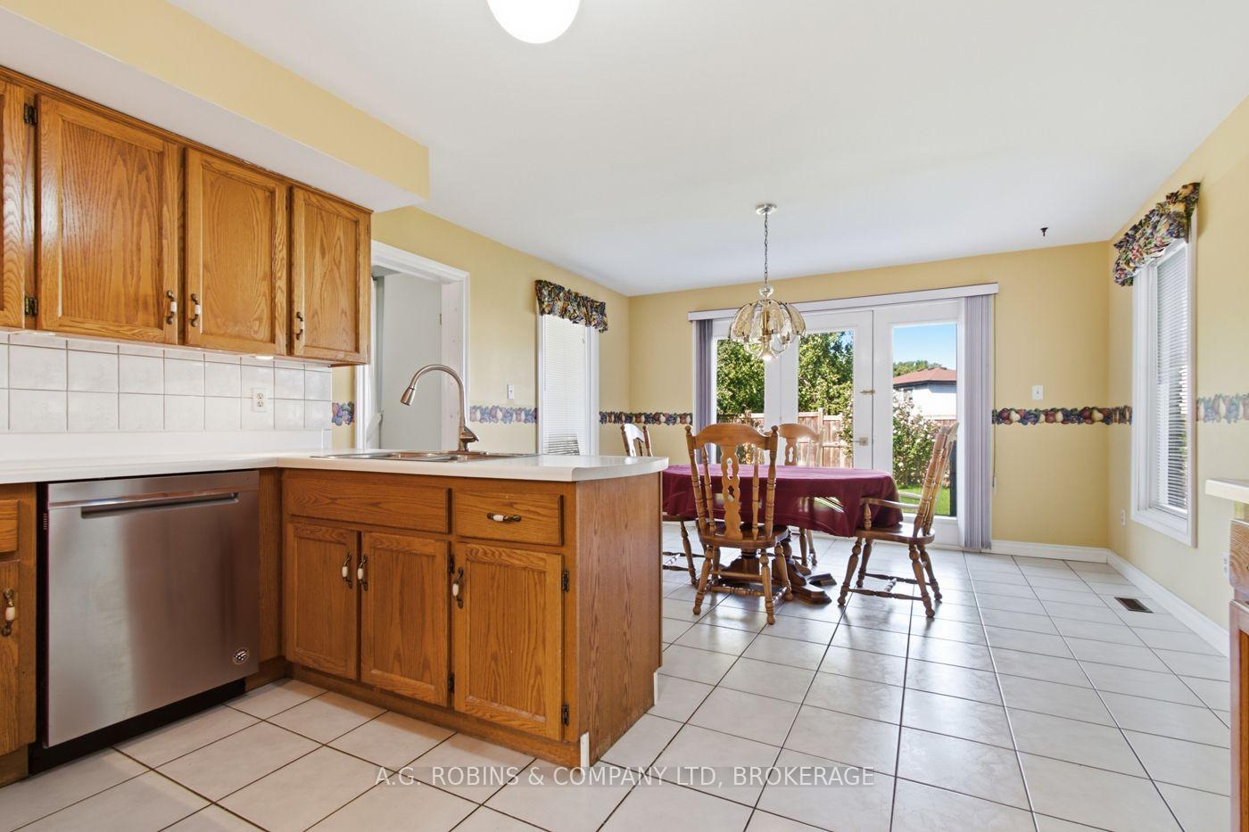 Photo 5 of 381 Kerman Avenue, Grimsby, Grimsby Beach — HOMEH