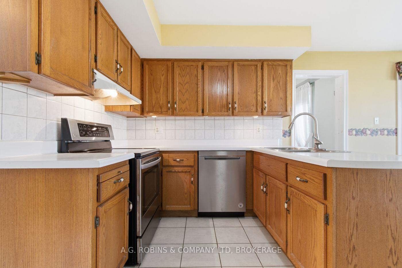 Photo 6 of 381 Kerman Avenue, Grimsby, Grimsby Beach — HOMEH
