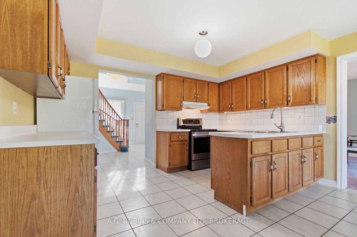Photo 7 of 381 Kerman Avenue, Grimsby, Grimsby Beach — HOMEH
