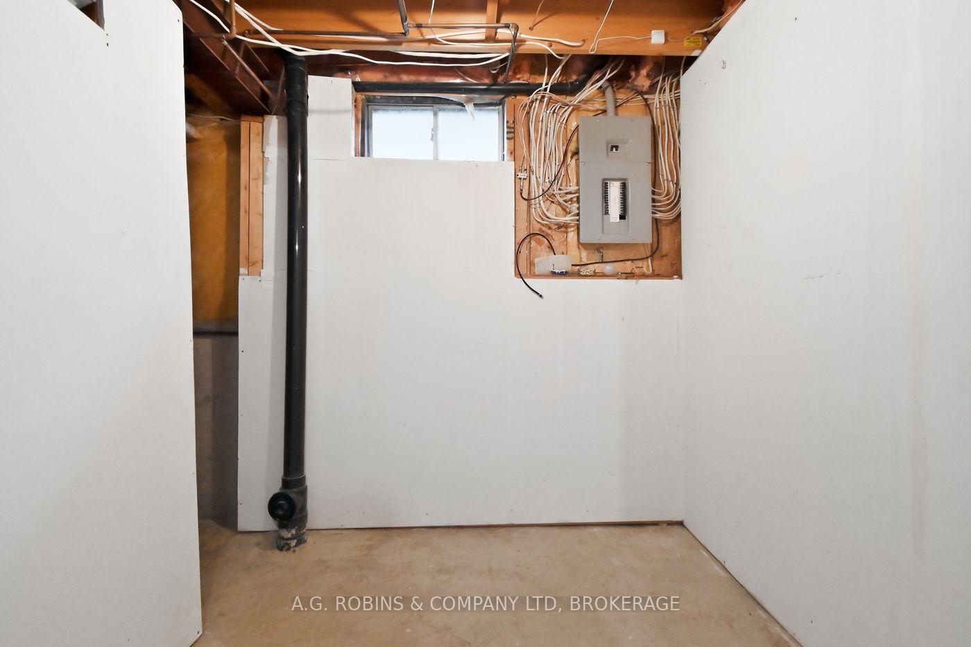 Photo 37 of 381 Kerman Avenue, Grimsby, Grimsby Beach — HOMEH