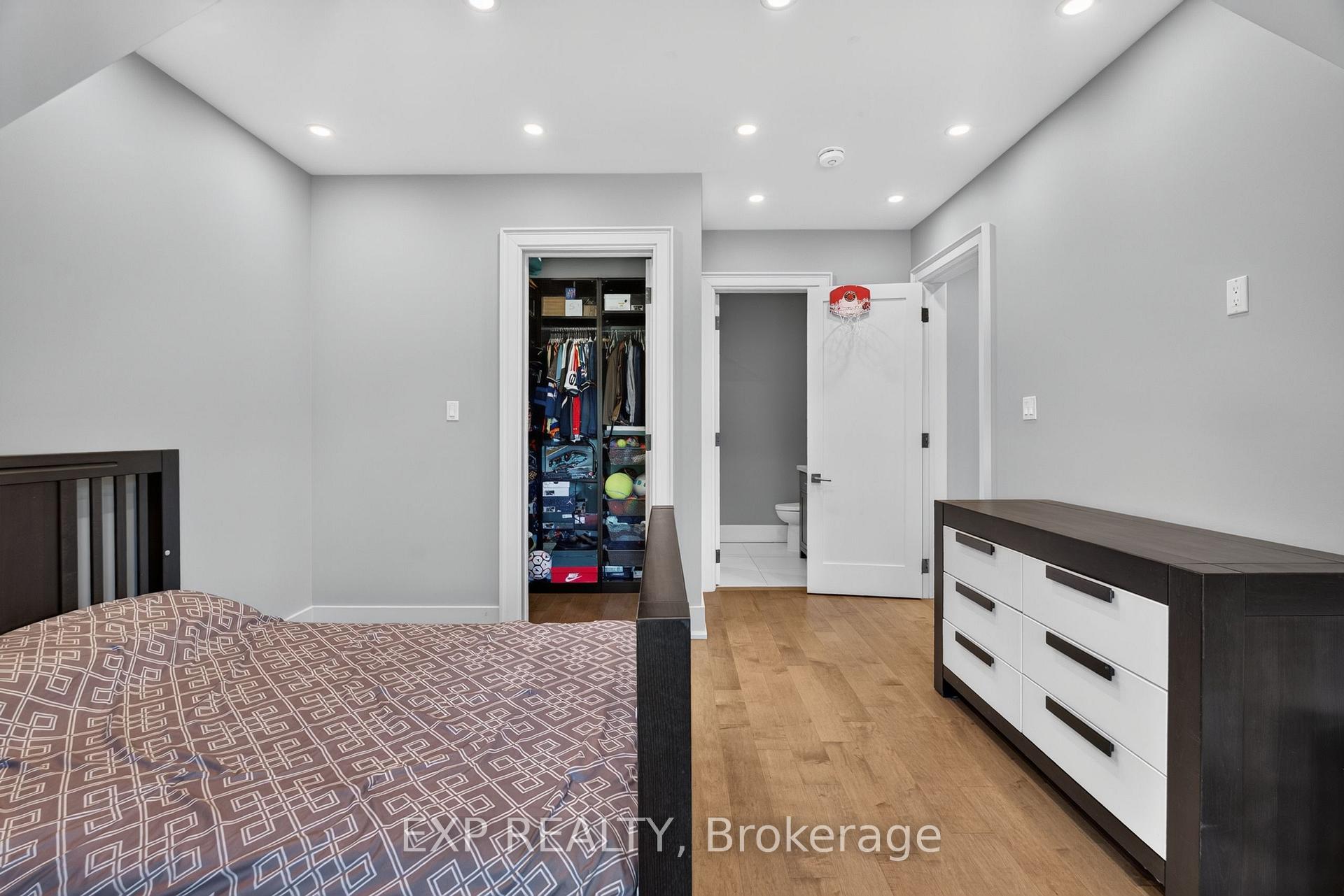 Photo 12 of 528 Wellington Crescent, Oakville, West — HOMEH