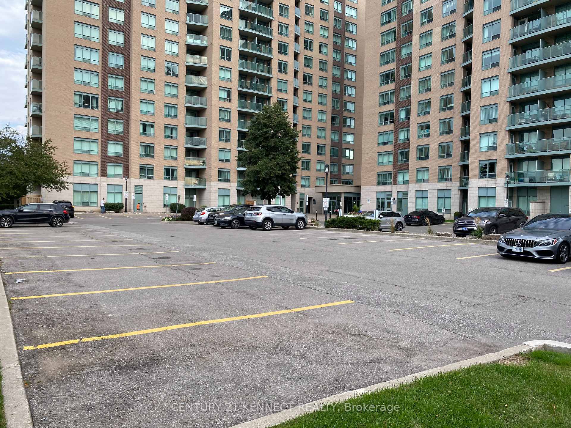 Photo 2 of Unit 707, 11 Oneida Crescent, Richmond Hill, Langstaff — HOMEH