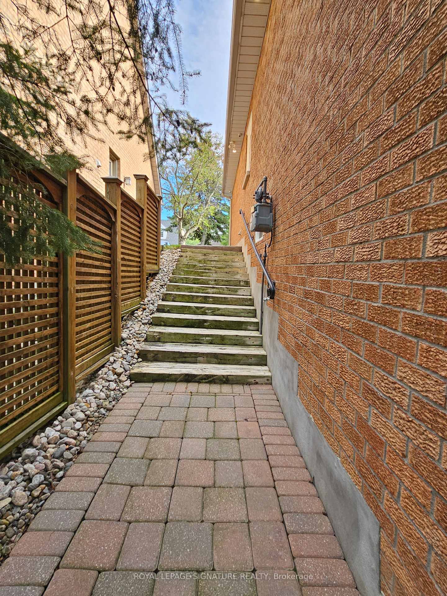 Photo 3 of Unit Lower, 30 Craigleith Crescent, Richmond Hill, Oak Ridges Lake Wilcox — HOMEH