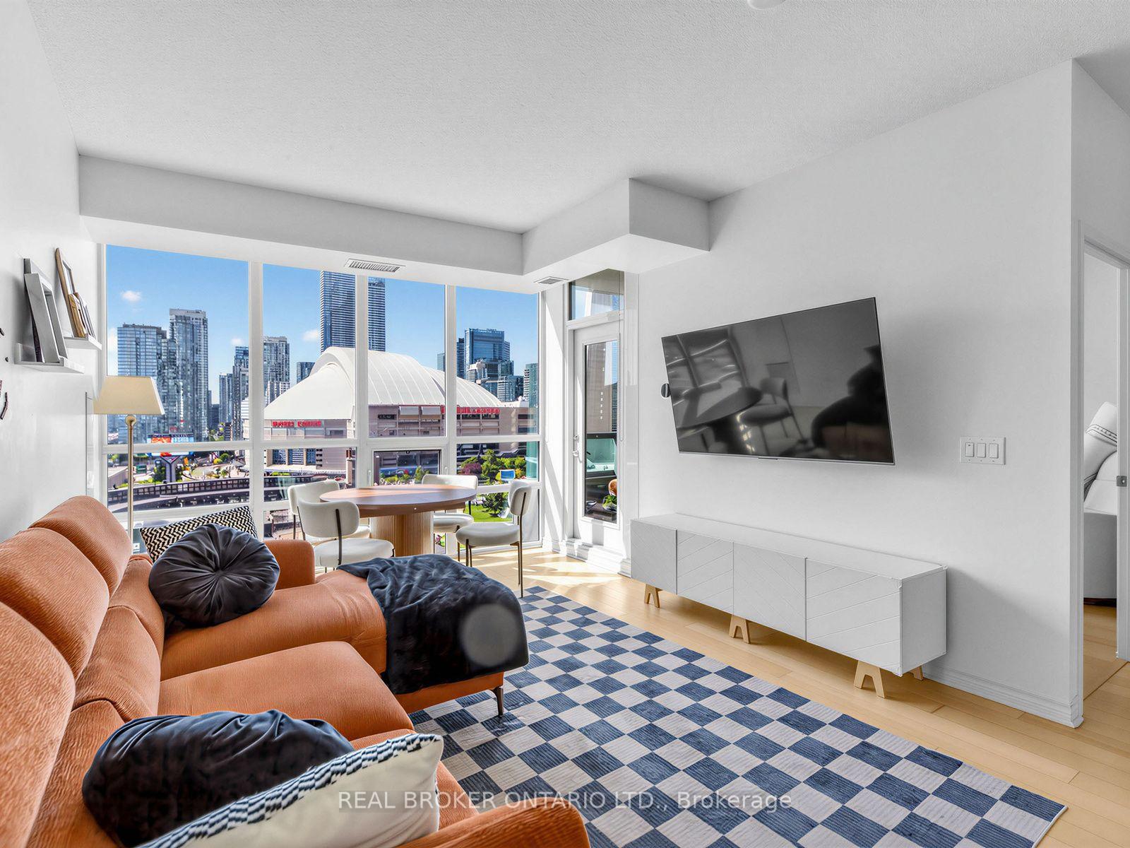 Photo 3 of Unit 1717, 25 Lower Simcoe Street, Toronto, Waterfront Communities — HOMEH