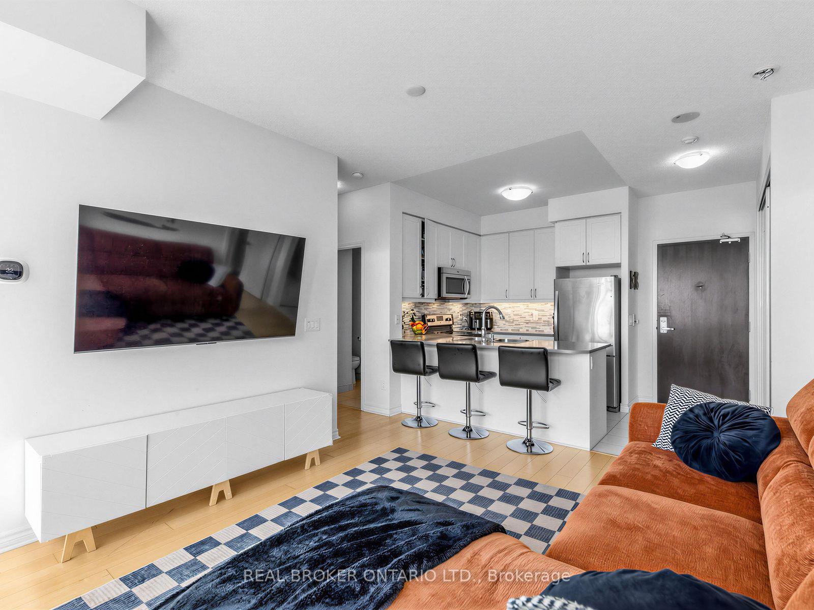 Photo 5 of Unit 1717, 25 Lower Simcoe Street, Toronto, Waterfront Communities — HOMEH