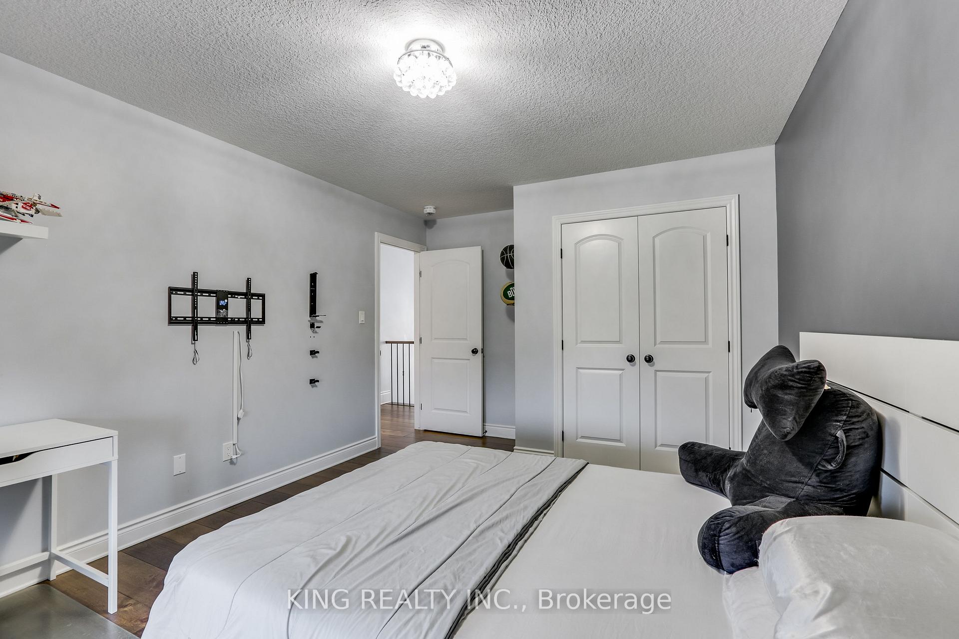 Photo 20 of 2282 Dauncey Crescent N, London, North B — HOMEH