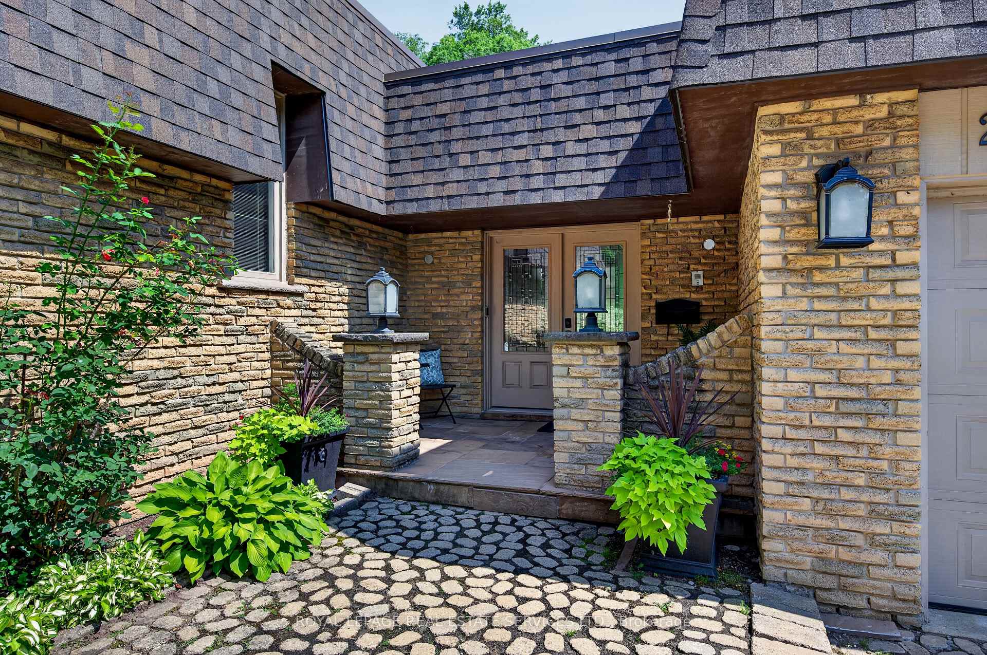 Photo 3 of 247 Spring Garden Road, Oakville, Southwest — HOMEH