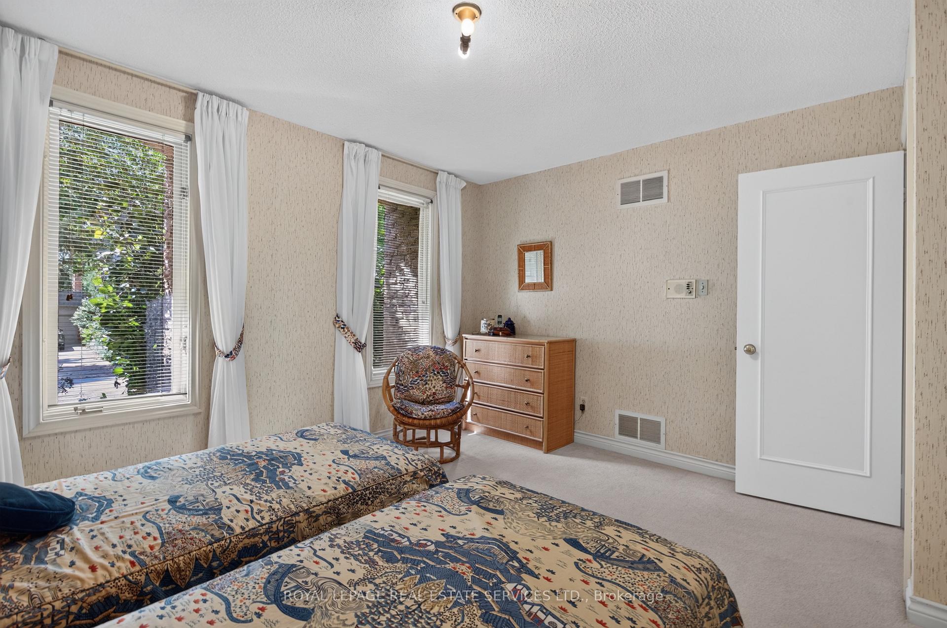 Photo 23 of 247 Spring Garden Road, Oakville, Southwest — HOMEH