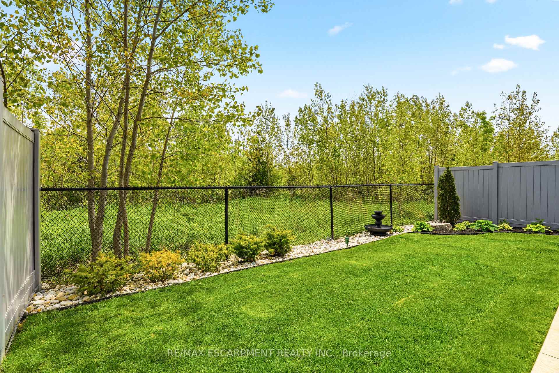 Photo 43 of 57 Riverwalk Drive, Hamilton, Waterdown — HOMEH