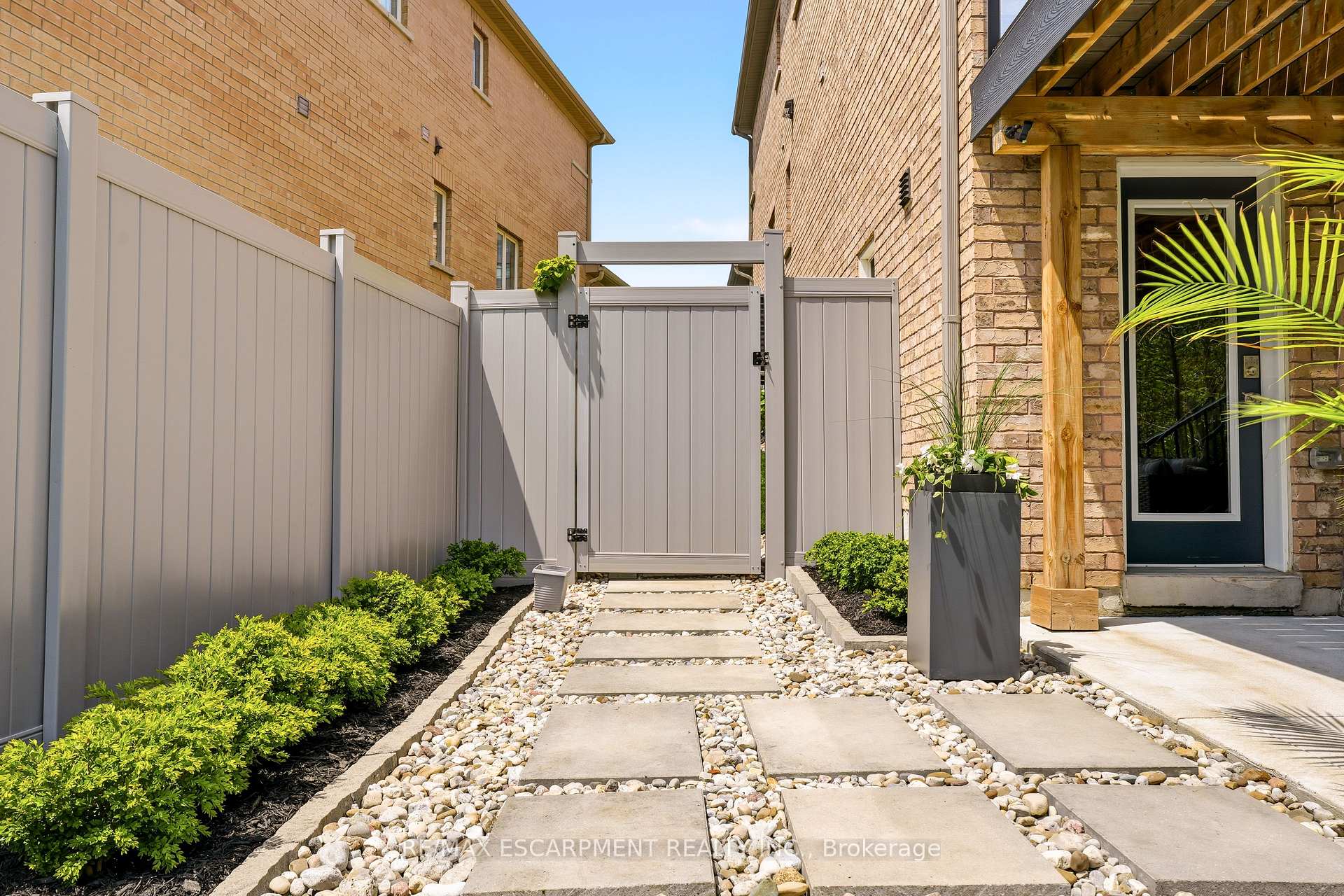 Photo 46 of 57 Riverwalk Drive, Hamilton, Waterdown — HOMEH
