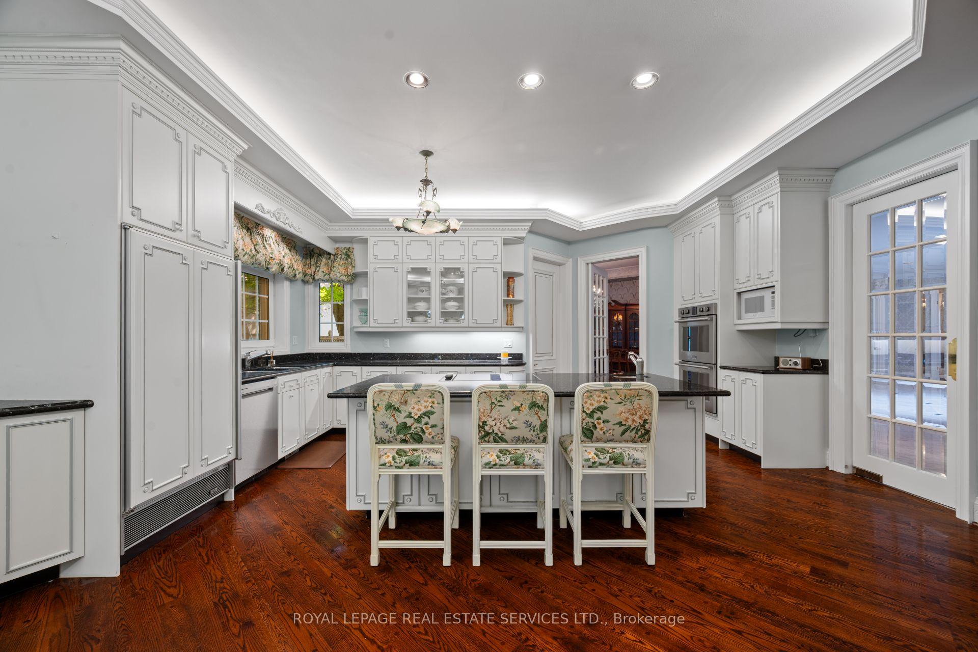 Photo 10 of 7 The Green Pines, Etobicoke, Markland Wood — HOMEH
