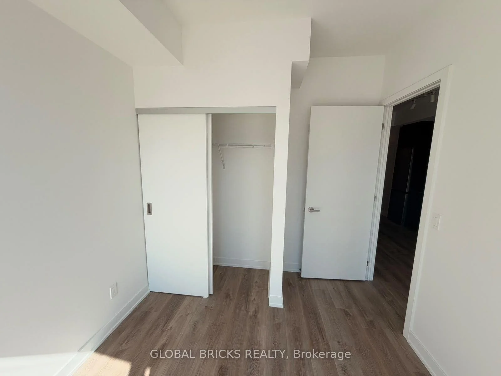 Photo 4 of Unit 403, 91 John Street N, Hamilton, Corktown — HOMEH